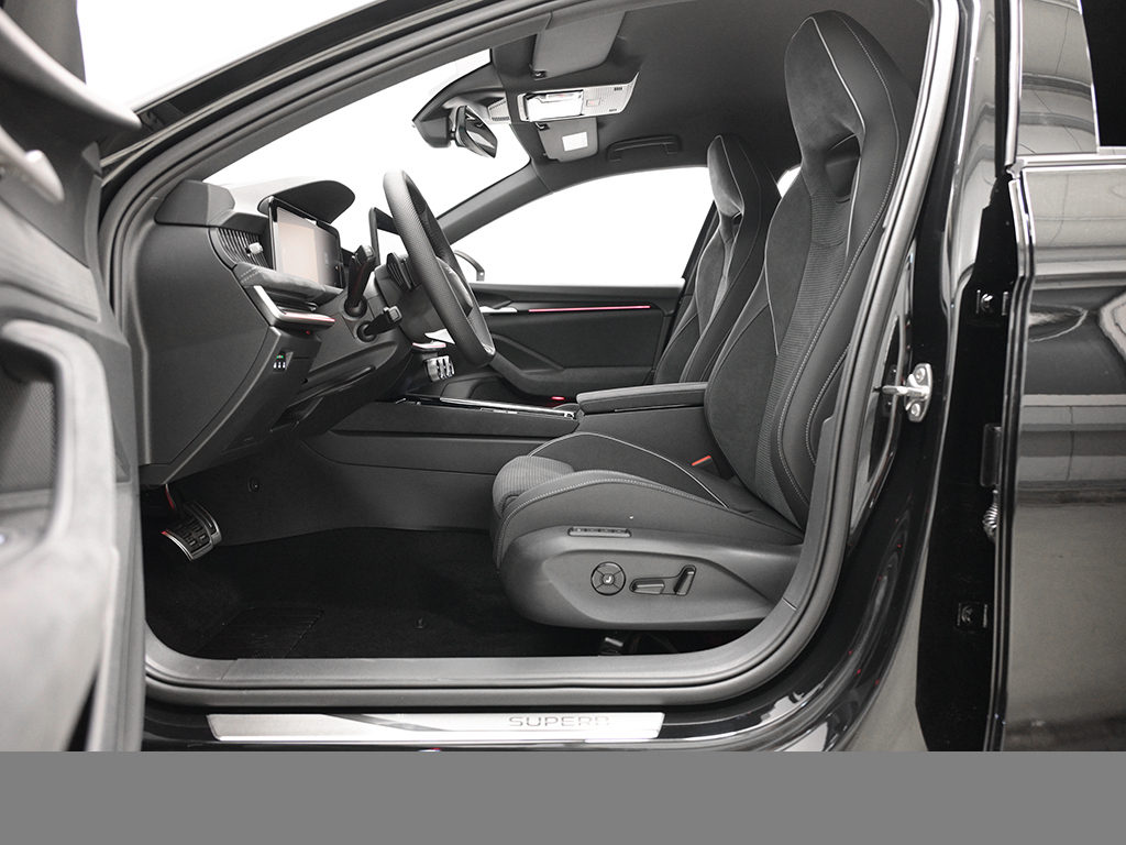 Skoda Superb Combi 2.0 SPORTLINE DSG 4x4 AHK eSITZE