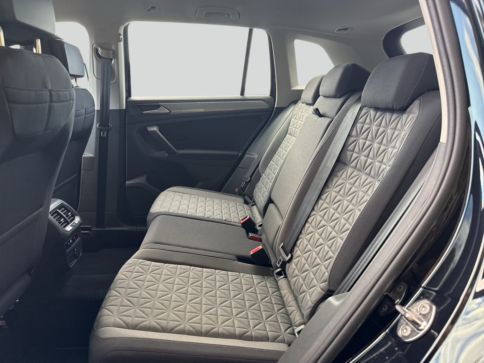 Volkswagen Tiguan 2.0 LIFE 4X4 CAM ACC LM18 NAVI SITZHEIZ.