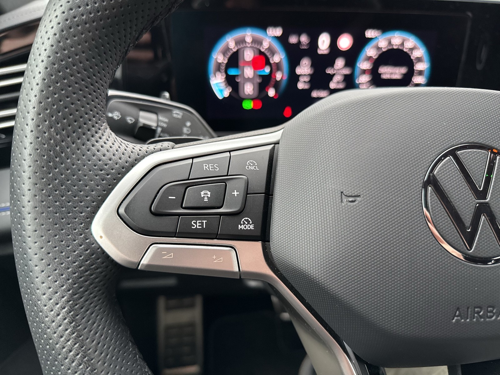 Volkswagen Tiguan 2.0 R-LINE 4X4 NEUESMODELL AHK 360CAM 20Z