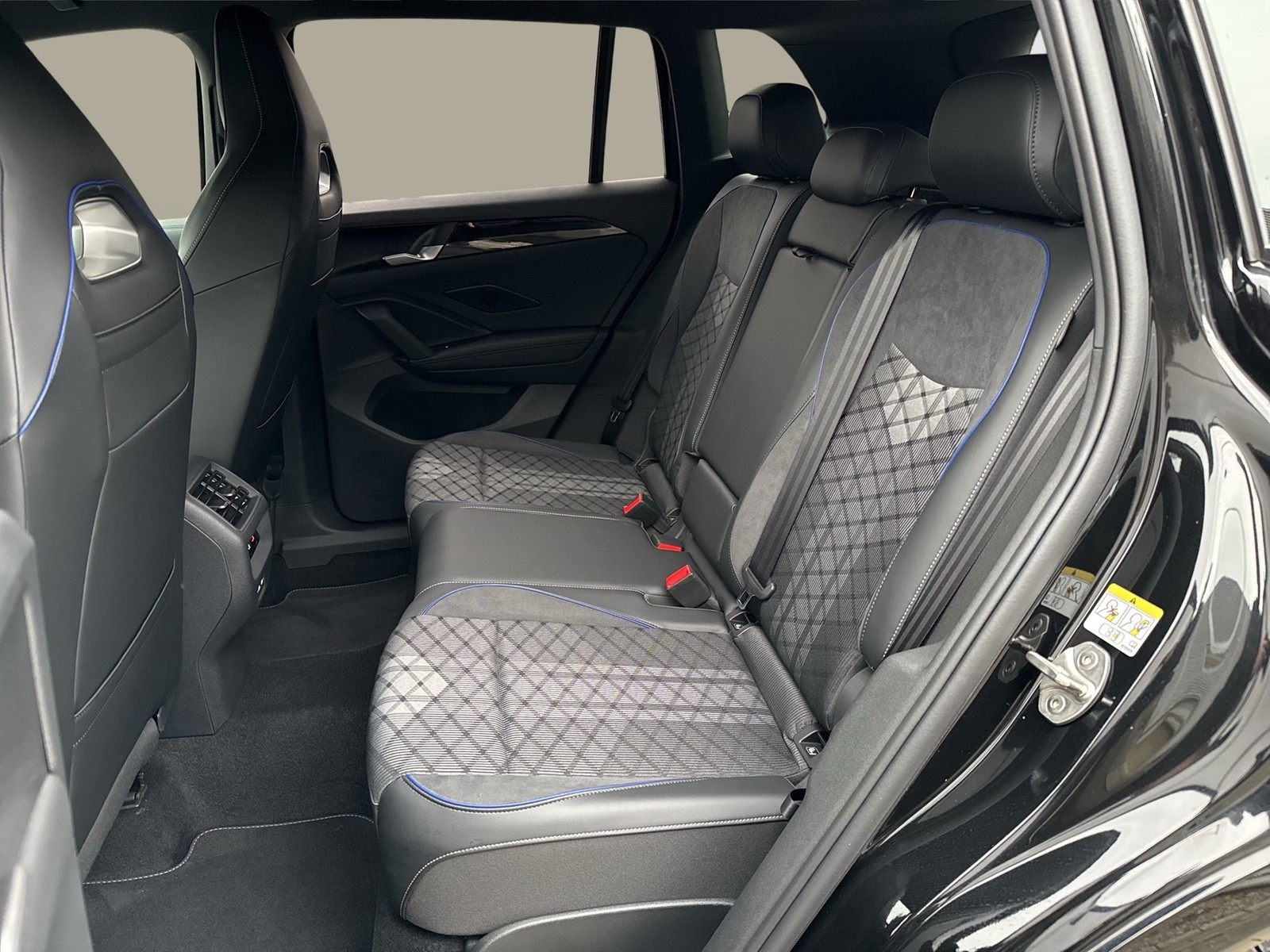 Volkswagen Tiguan 2.0 R-LINE 4X4 NEUESMODELL AHK 360CAM 20Z