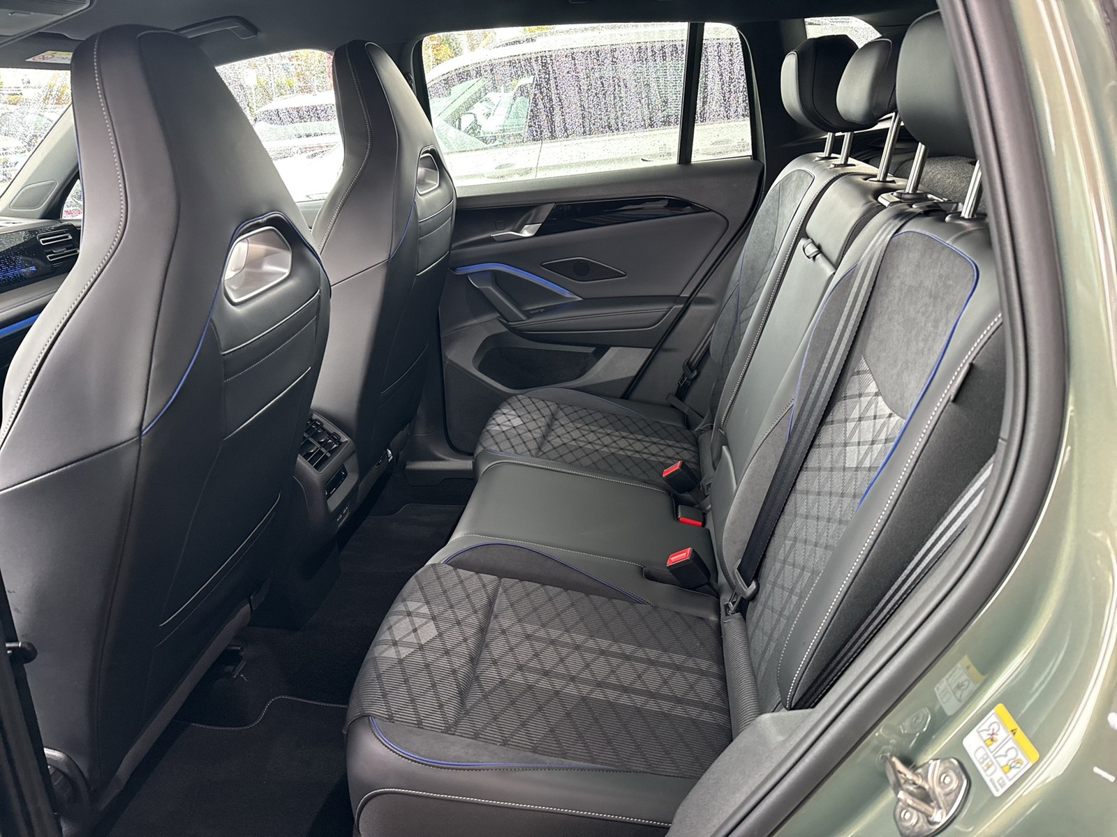 Volkswagen Tiguan 2.0 R-LINE 4X4 NEUES MODELL AHK CAM LM20