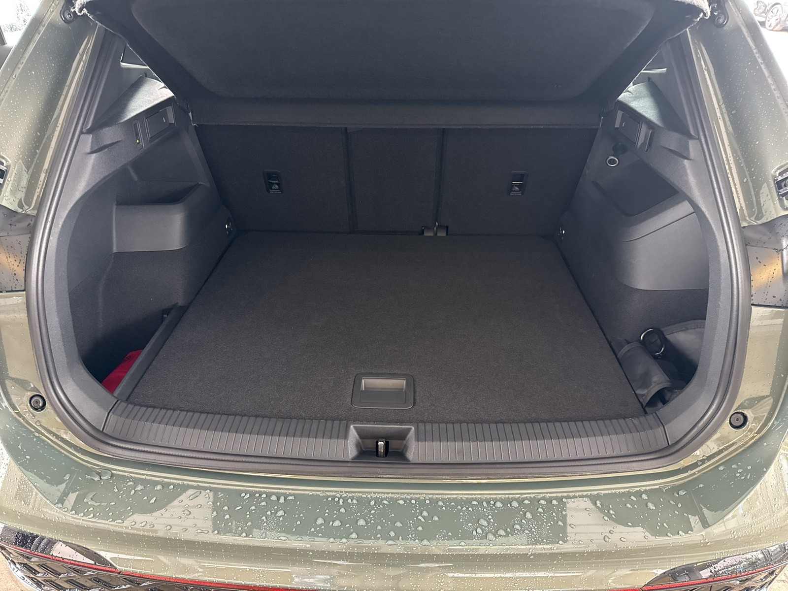 Volkswagen Tiguan 2.0 R-LINE 4X4 NEUES MODELL AHK CAM LM20