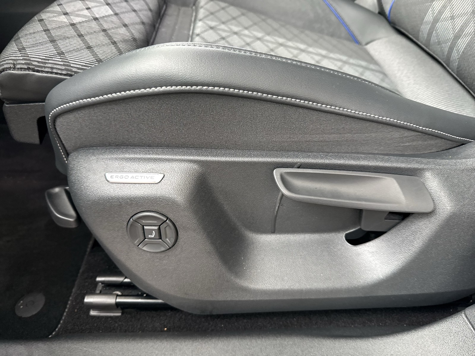 Volkswagen Tiguan 2.0 R-LINE 4X4 NEUES MODELL AHK CAM LM20