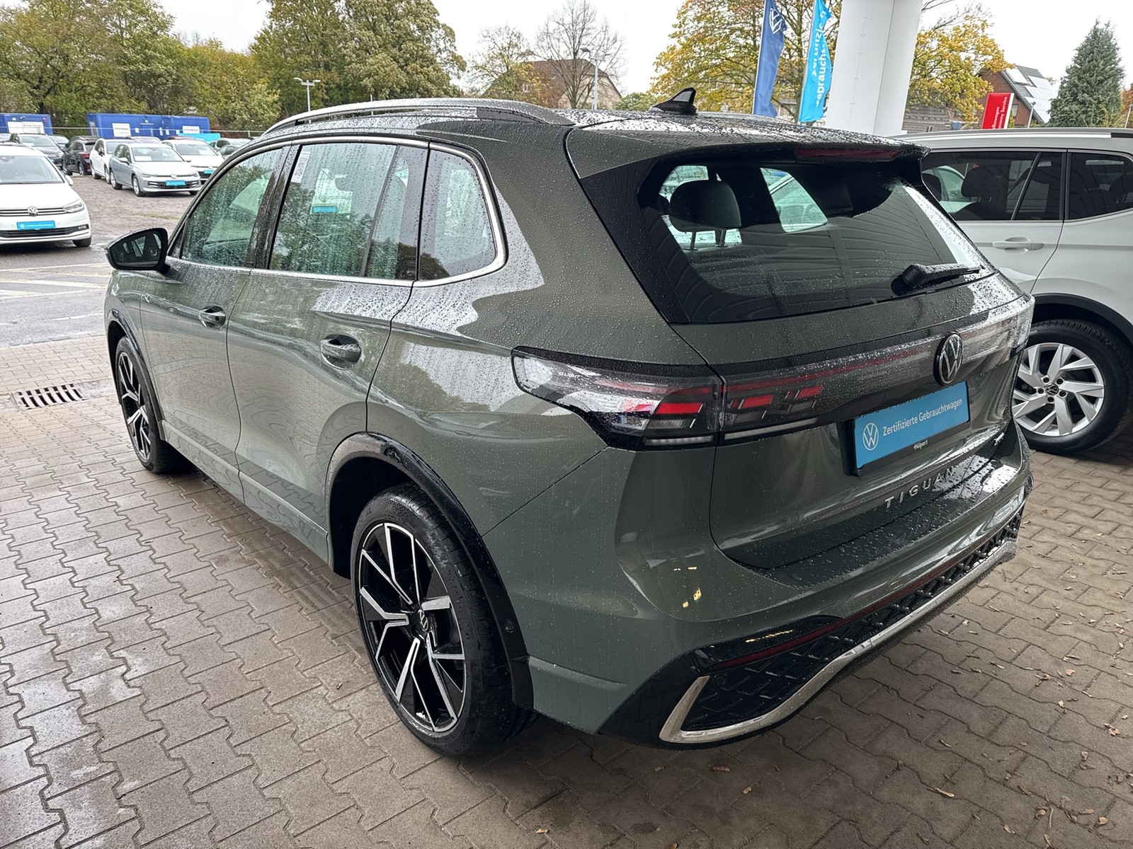 Volkswagen Tiguan 2.0 R-LINE 4X4 NEUES MODELL AHK CAM LM20