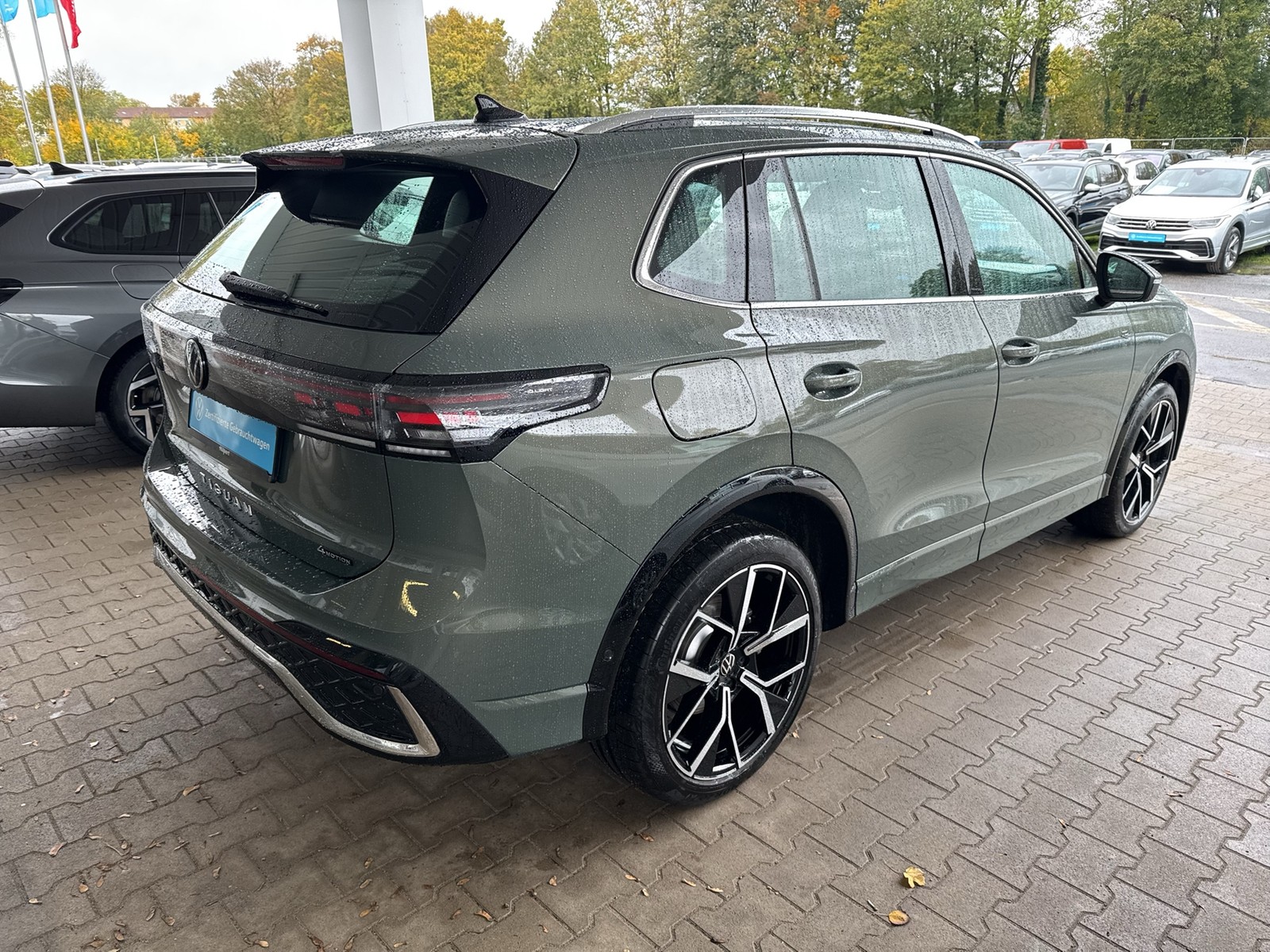 Volkswagen Tiguan 2.0 R-LINE 4X4 NEUES MODELL AHK CAM LM20