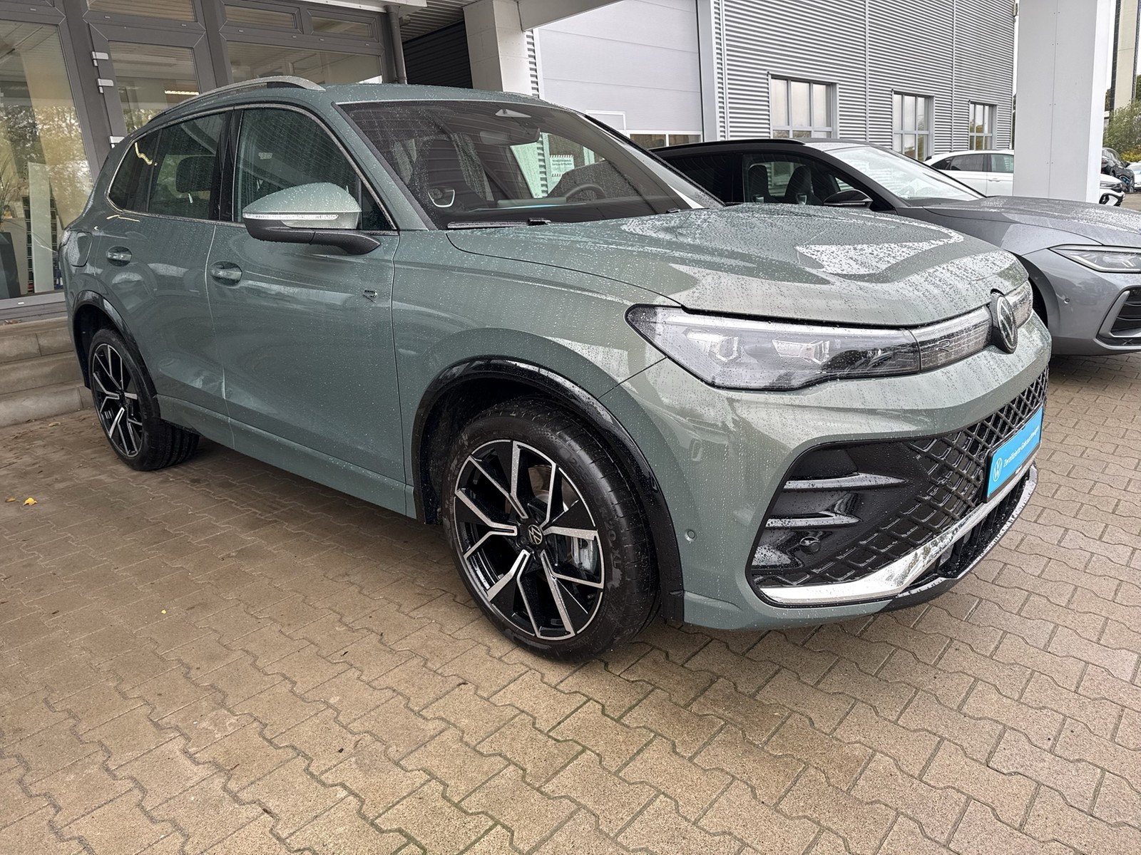 Volkswagen Tiguan 2.0 R-LINE 4X4 NEUES MODELL AHK CAM LM20