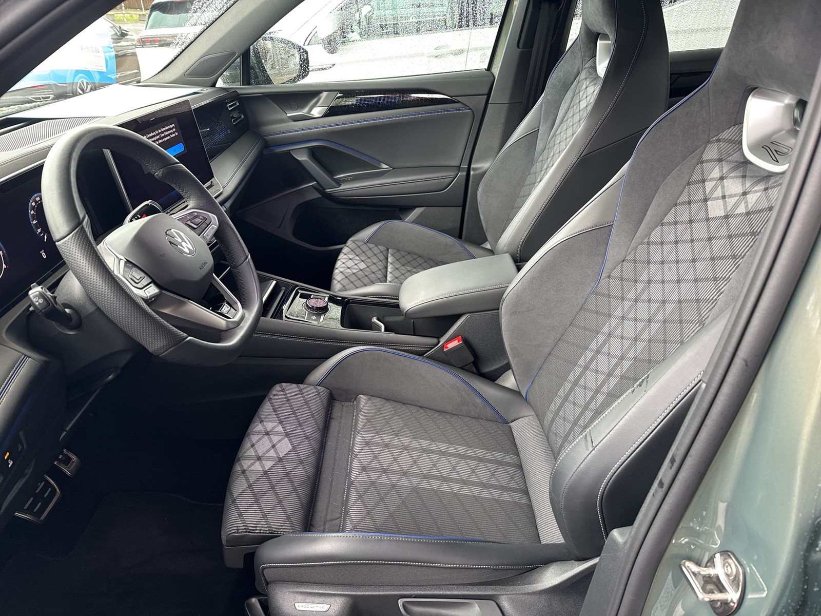 Volkswagen Tiguan 2.0 R-LINE 4X4 NEUES MODELL AHK CAM LM20