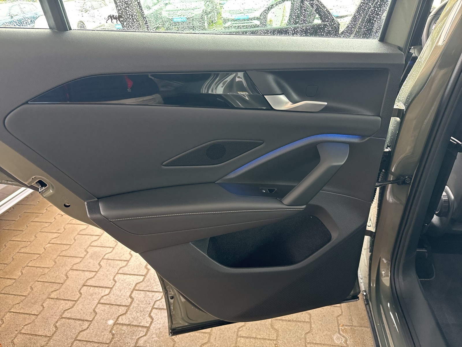 Volkswagen Tiguan 2.0 R-LINE 4X4 NEUES MODELL AHK CAM LM20