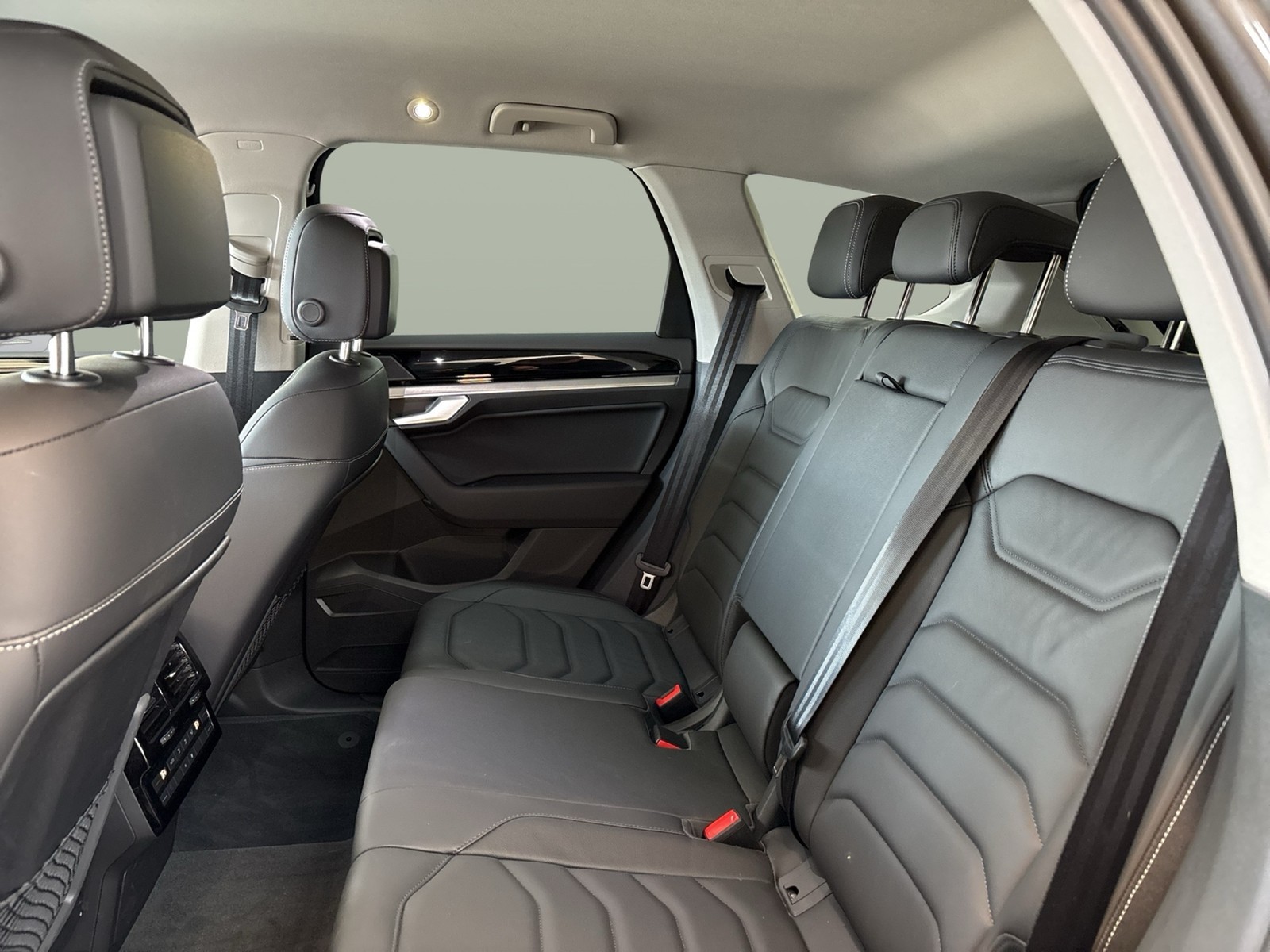Volkswagen Touareg V6 LUFTFEDERUNG AHK CAM ACC LM19 EKLAPPE