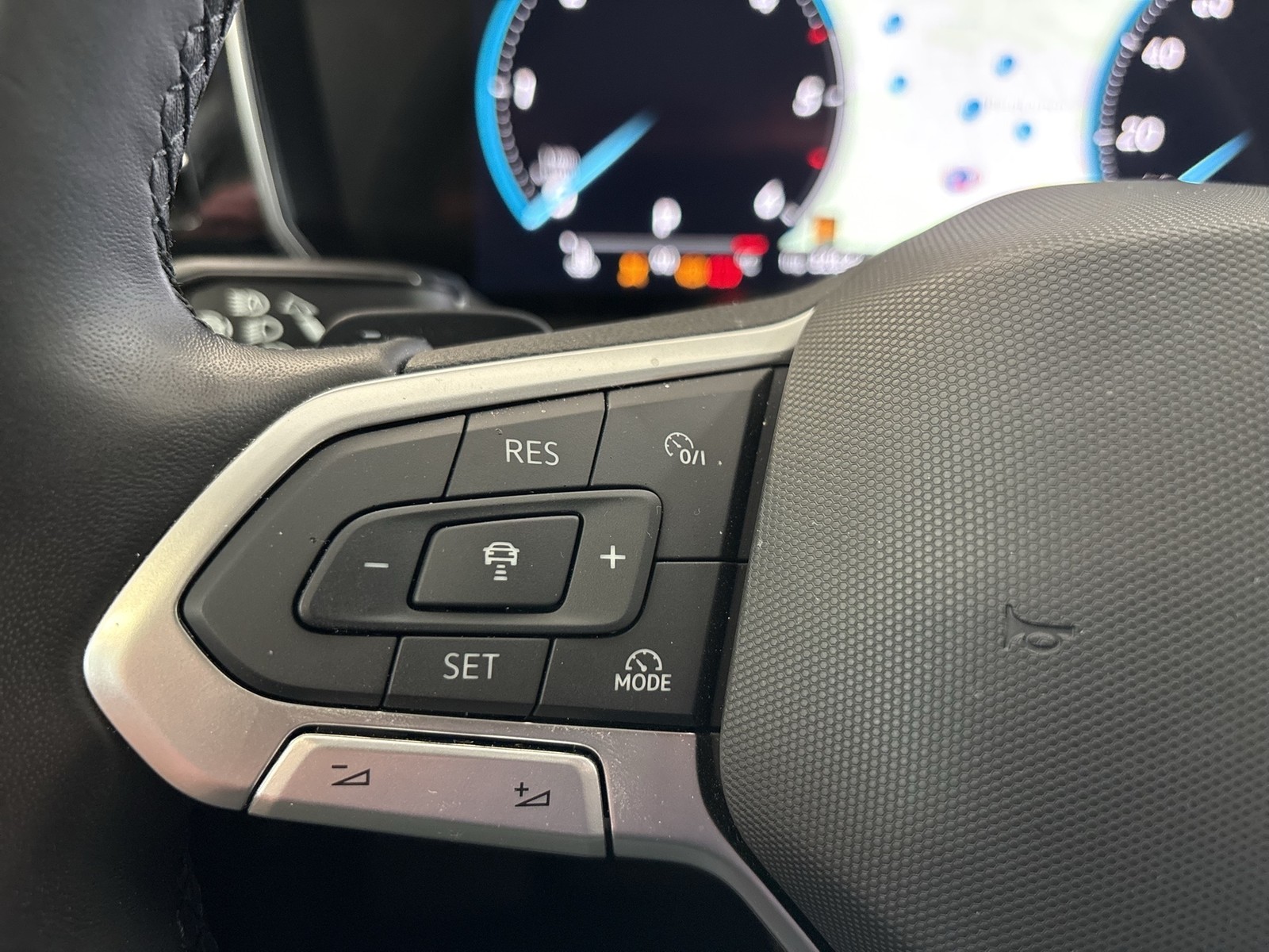 Volkswagen Touareg V6 LUFTFEDERUNG AHK CAM ACC LM19 EKLAPPE