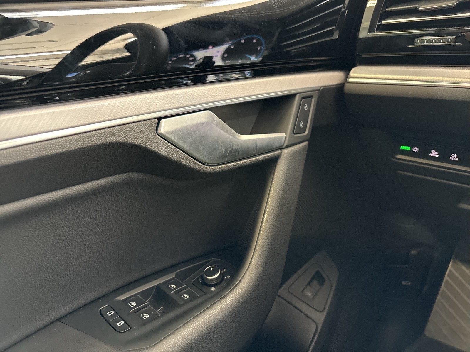 Volkswagen Touareg V6 LUFTFEDERUNG AHK CAM ACC LM19 EKLAPPE