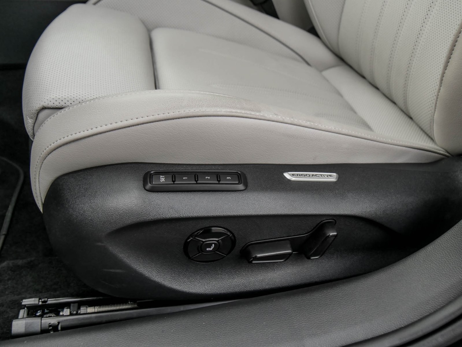 Volkswagen Passat Variant 2.0 ELEGANCE NEUES MODELL AHK CAM