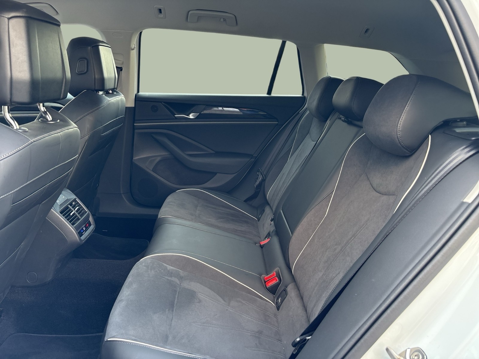 Volkswagen Passat Variant 1.5 eTSI BUSINESS AHK 360°CAM ACC