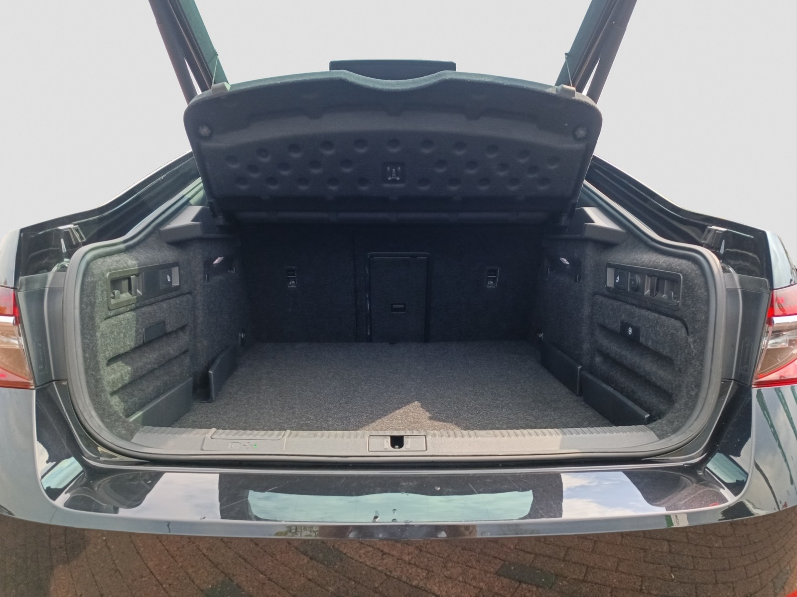 Skoda Superb 1.4 iV L&K PANO LEDER AHK ACC DCC eSITZE LED