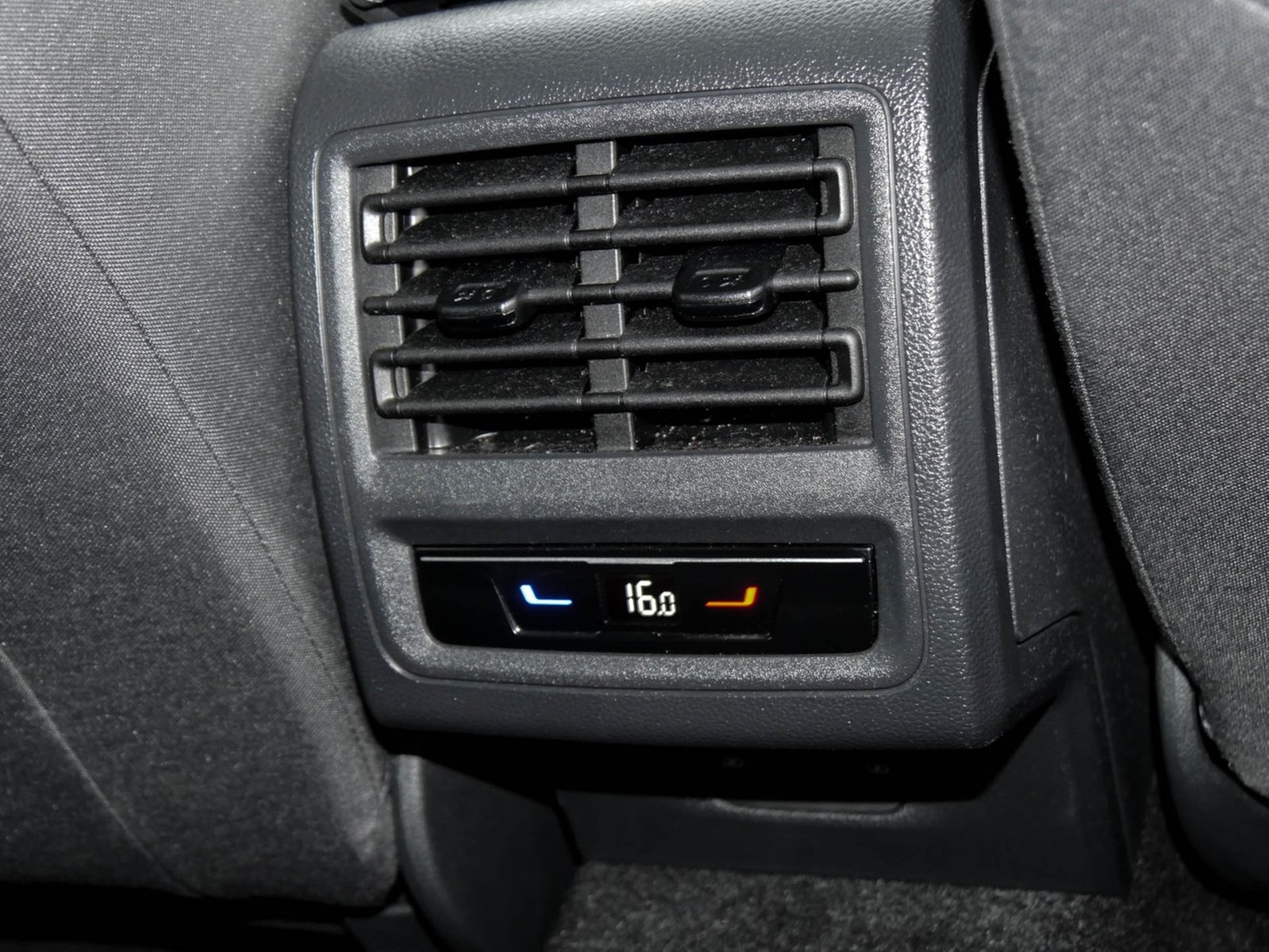 Volkswagen Golf VIII 2.0 ACTIVE PANO AHK KAMERA MATRIX NAVI