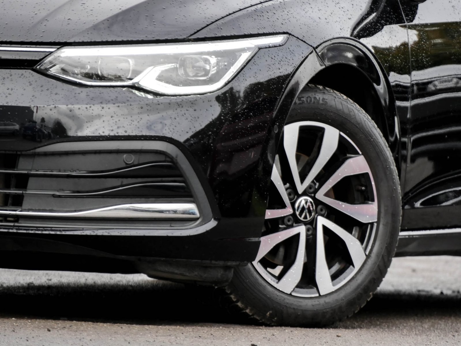 Volkswagen Golf VIII 2.0 ACTIVE PANO AHK KAMERA MATRIX NAVI