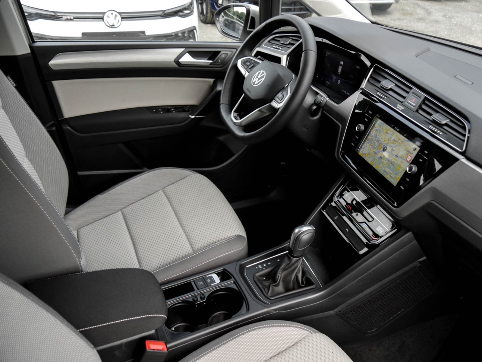 Volkswagen Touran 1.5 COMFORTLINE 7SITZE AHK CAM ACC NAVI