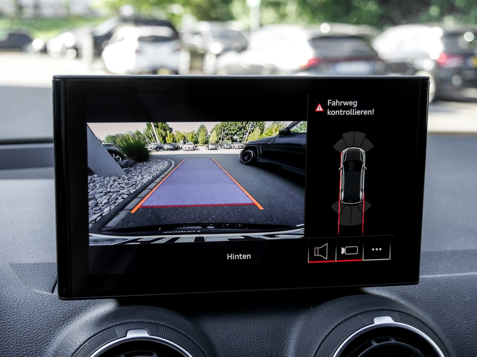 Audi Q2 35 advanced CAM ACC E-KLAPPE NAVI+ LM17 LED