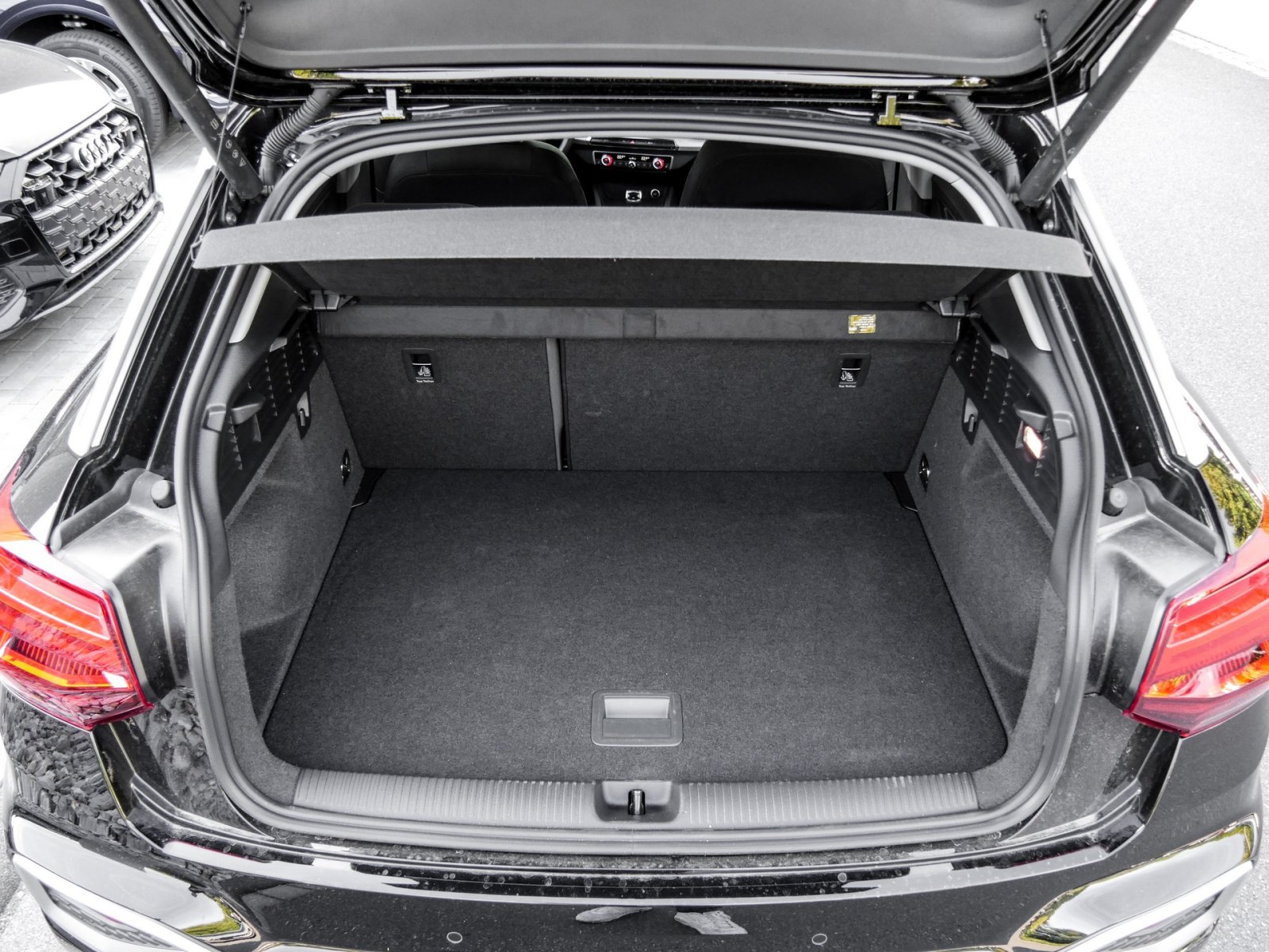 Audi Q2 35 advanced CAM ACC E-KLAPPE NAVI+ LM17 LED