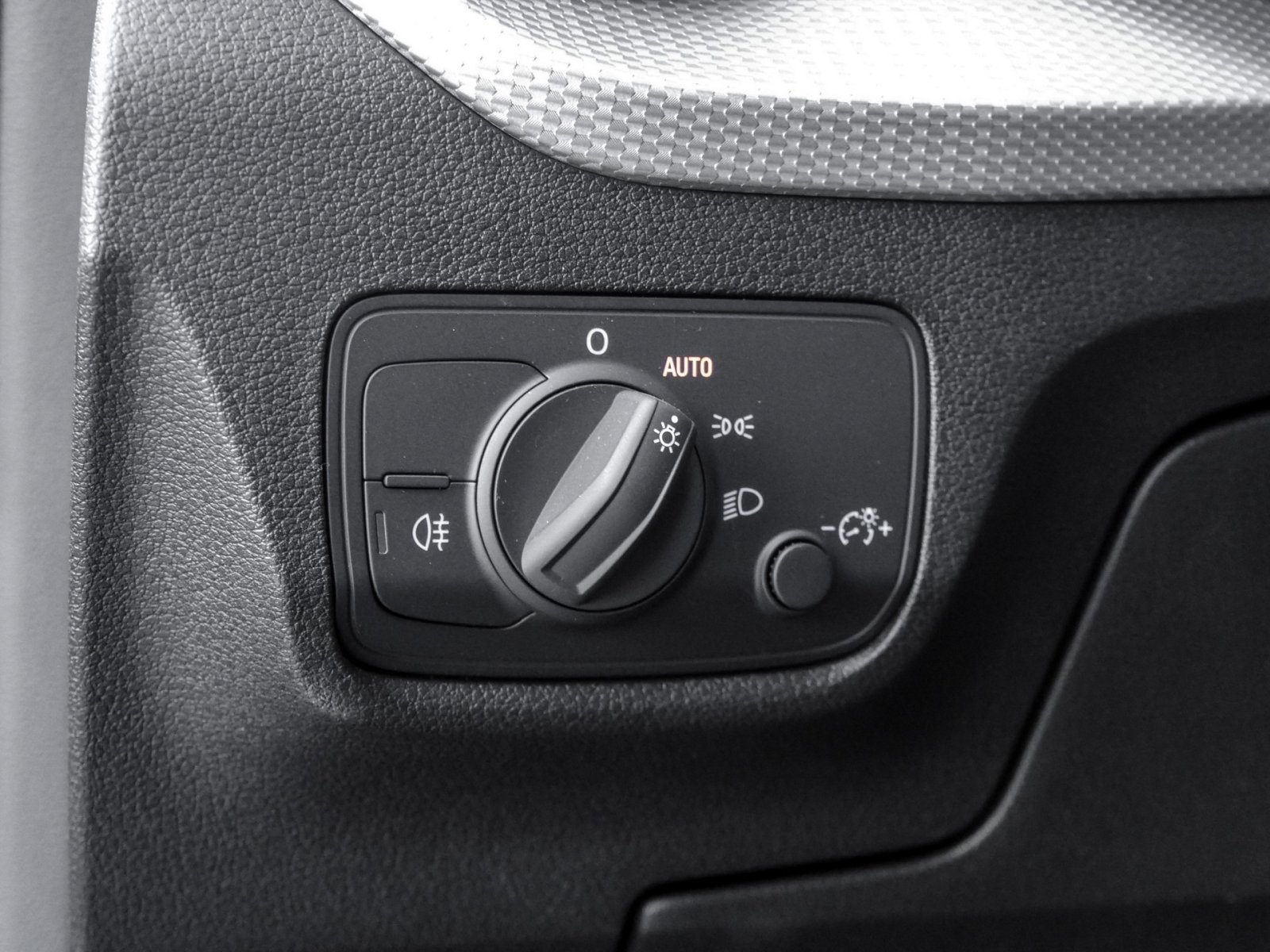 Audi Q2 35 advanced CAM ACC E-KLAPPE NAVI+ LM17 LED