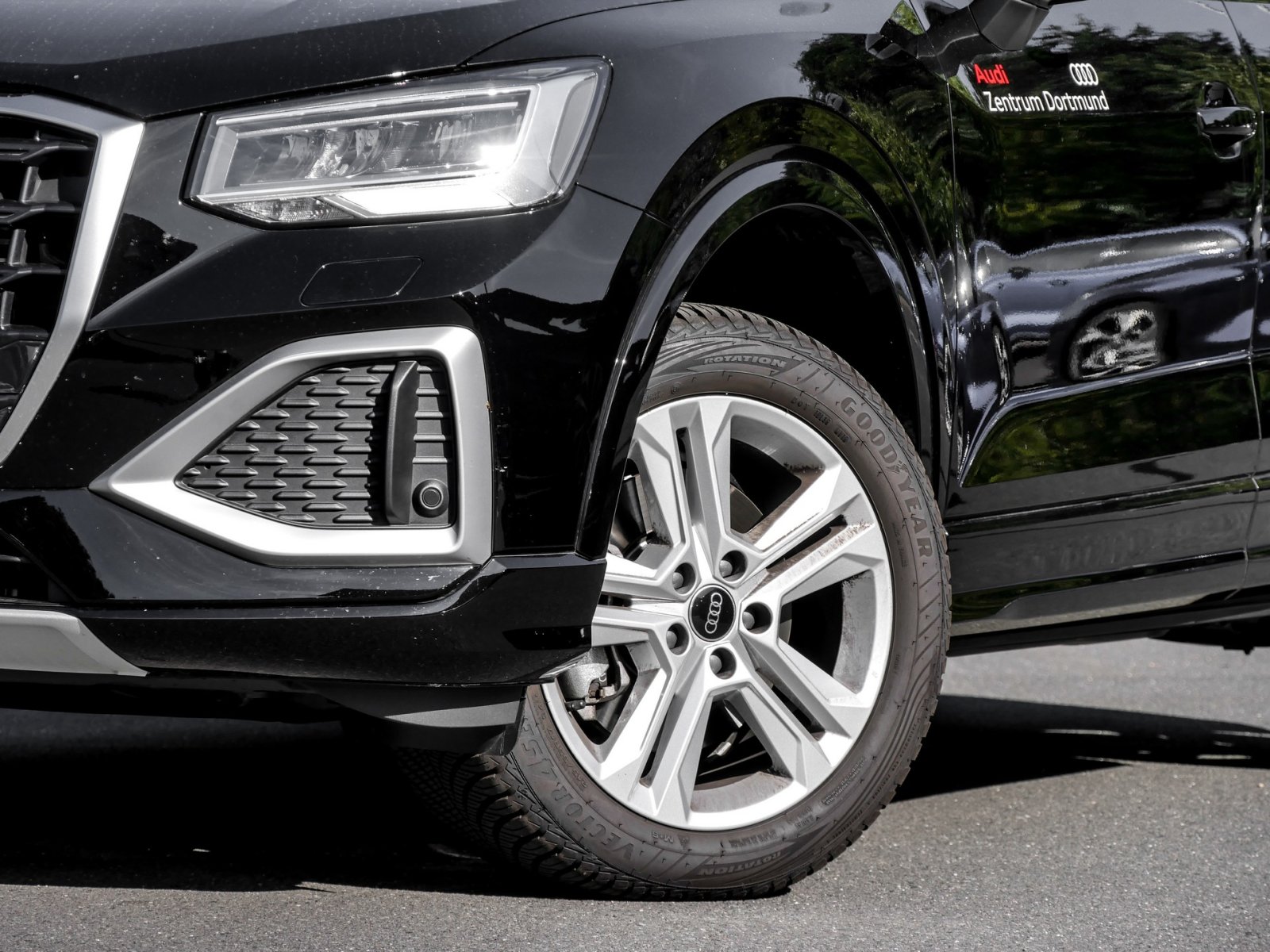 Audi Q2 35 advanced CAM ACC E-KLAPPE NAVI+ LM17 LED