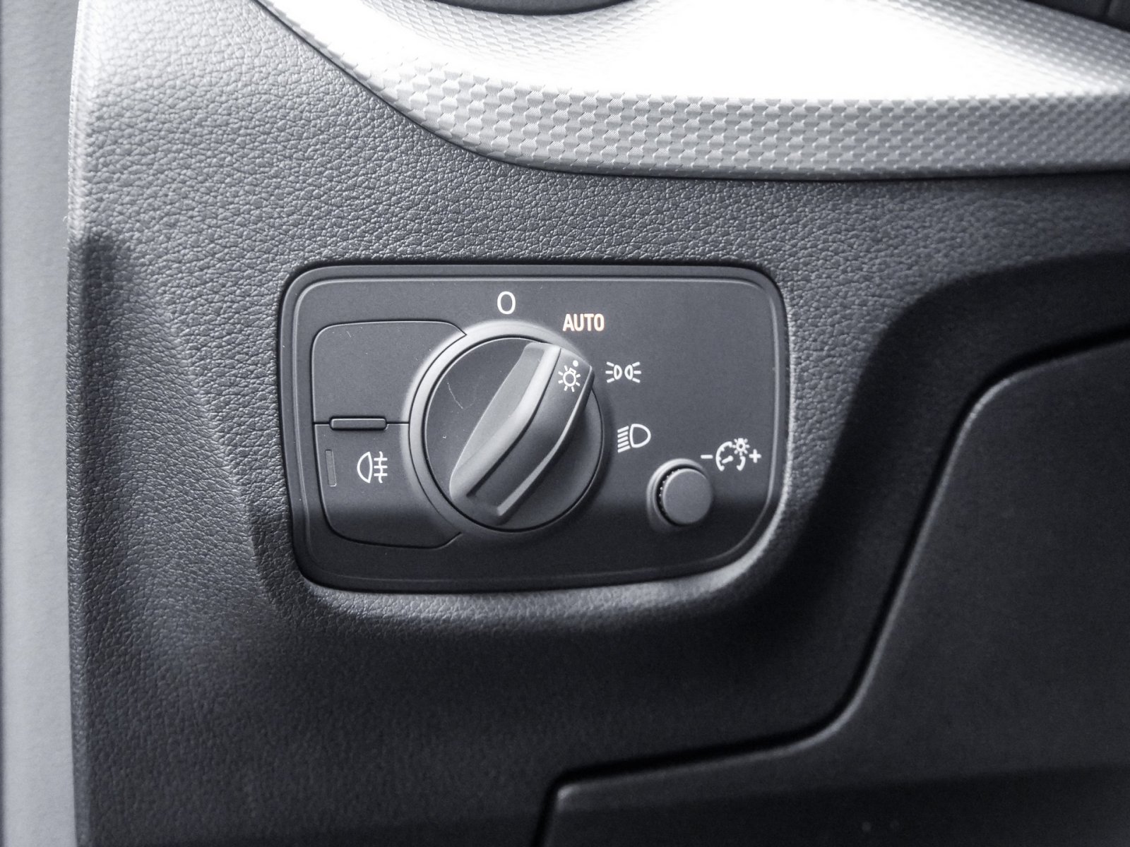 Audi Q2 35 advanced CAM ACC E-KLAPPE NAVI+ LM17 LED