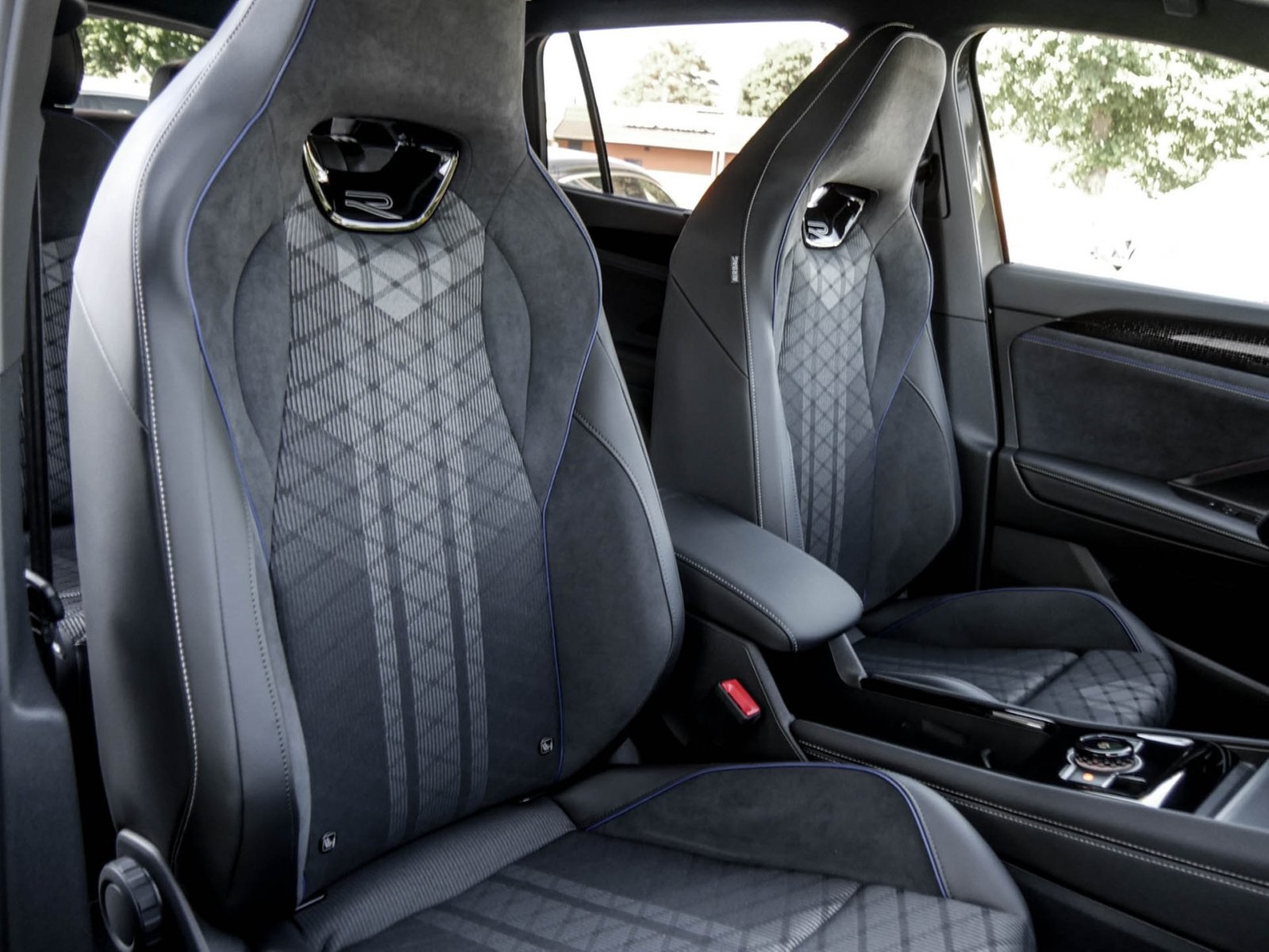 Volkswagen Tayron 2.0 R-LINE BLACKSTYLE 4X4 PANO 360CAM 20Z