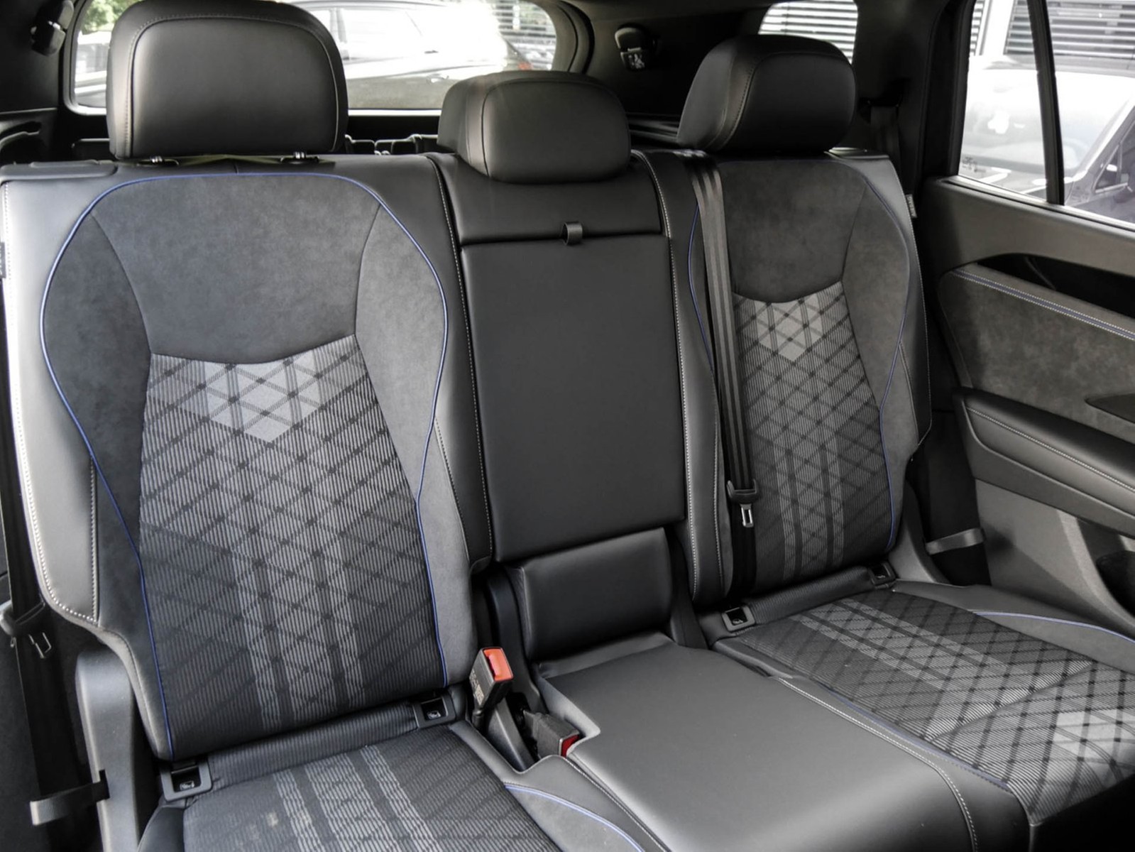 Volkswagen Tayron 2.0 R-LINE BLACKSTYLE 4X4 PANO 360CAM 20Z