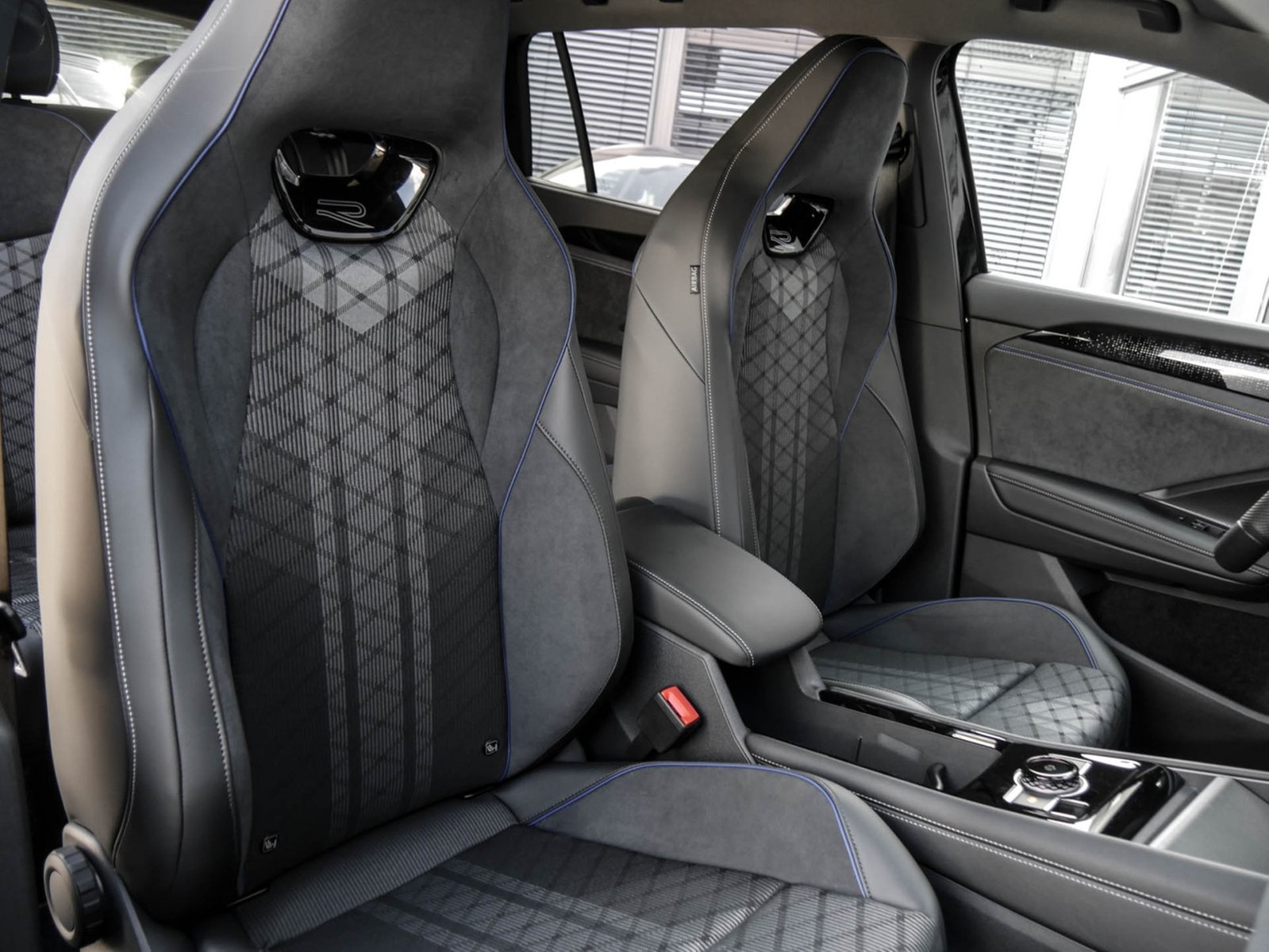 Volkswagen Tayron 2.0 R-LINE BLACKSTYLE 4X4 PANO 360CAM 20Z