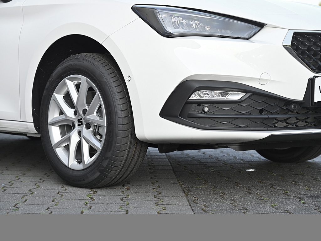 Seat Leon 1.5 ROAD EDITION DSG NAV RFK KEYL AHK-Vorb.
