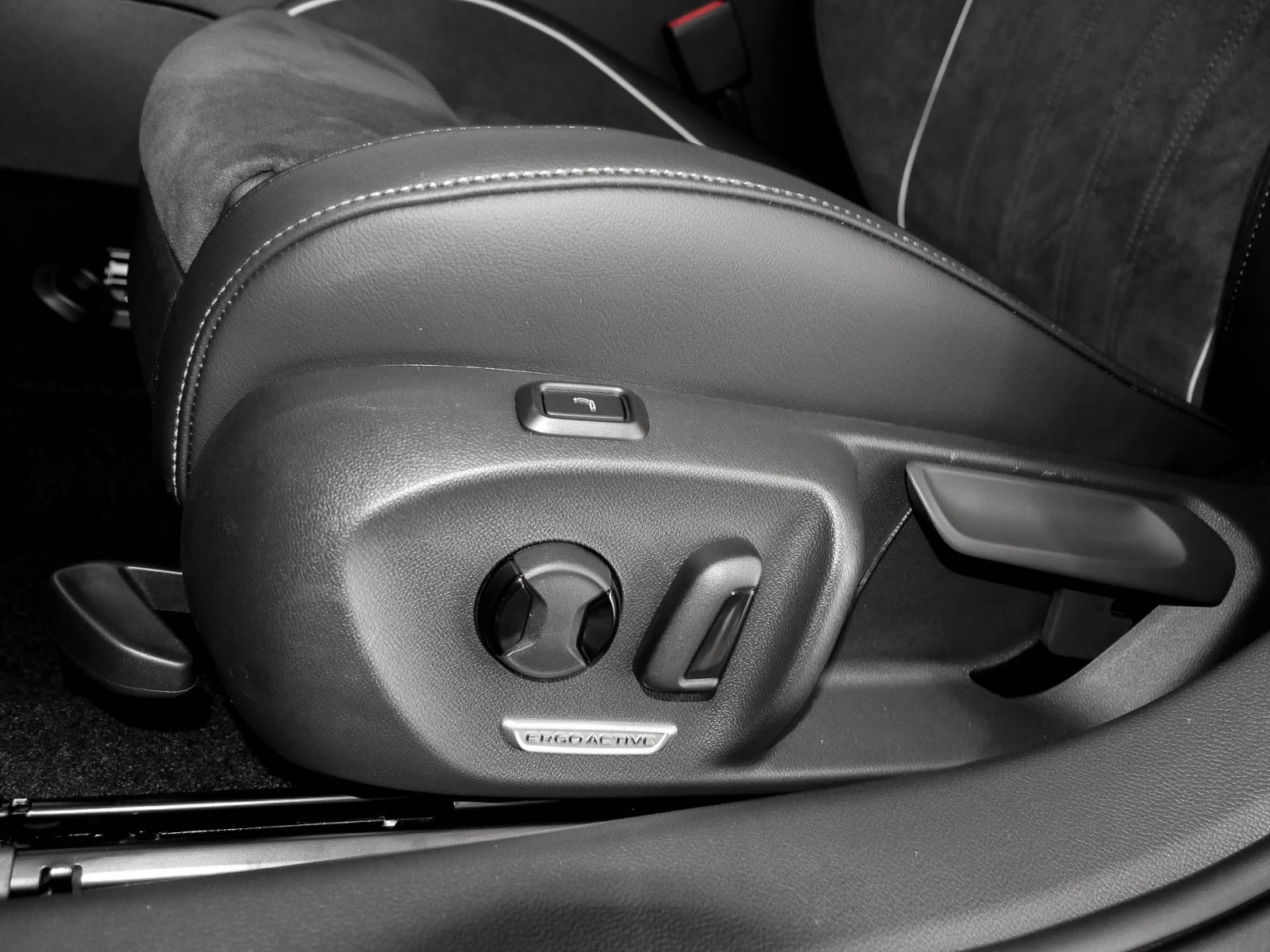 Volkswagen Passat Variant 2.0 TDI ELEGANCE DSG AHK DCC HEAD-UP 360CAM