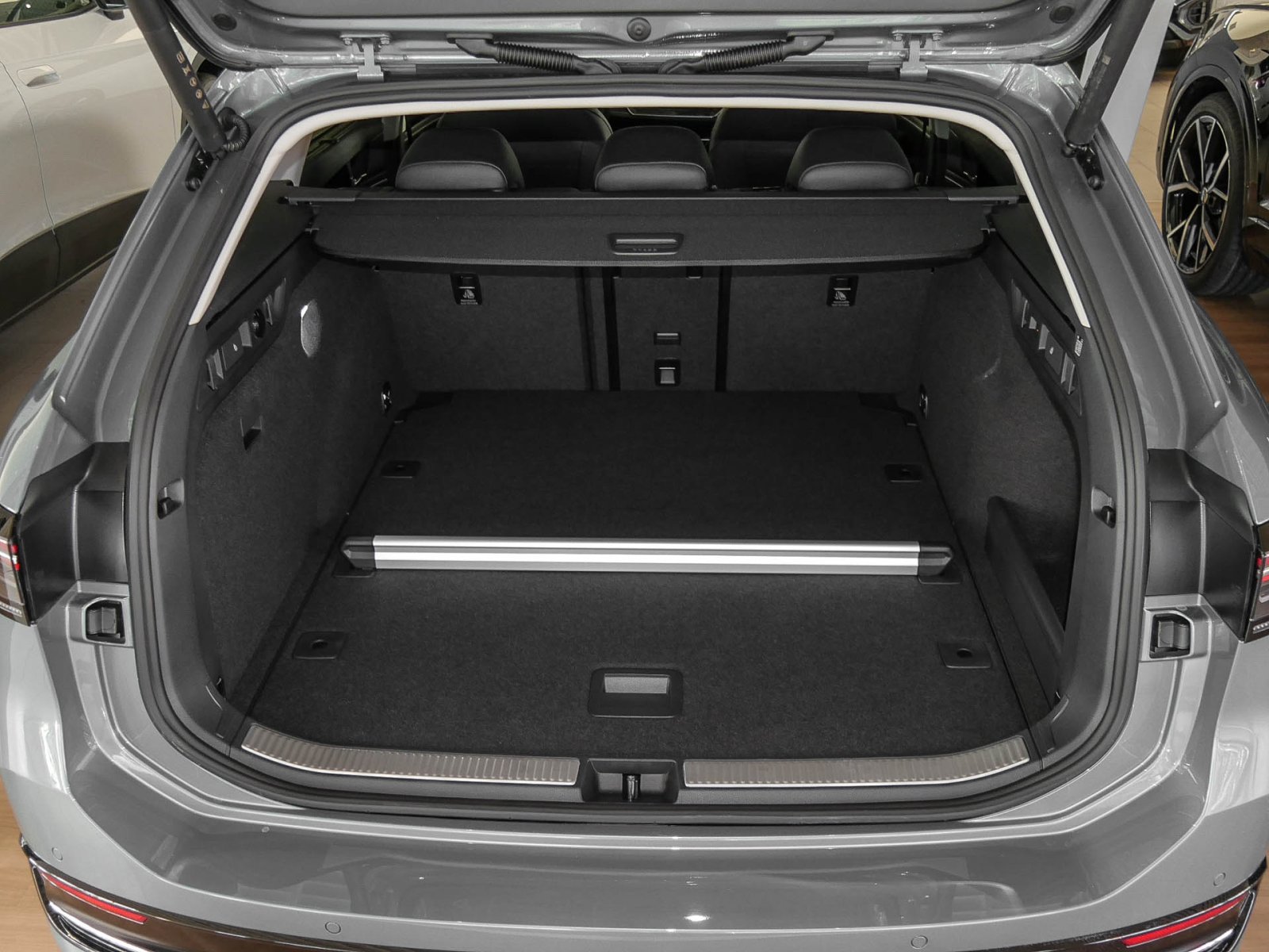 Volkswagen Passat Variant 2.0 TDI ELEGANCE DSG AHK DCC HEAD-UP 360CAM