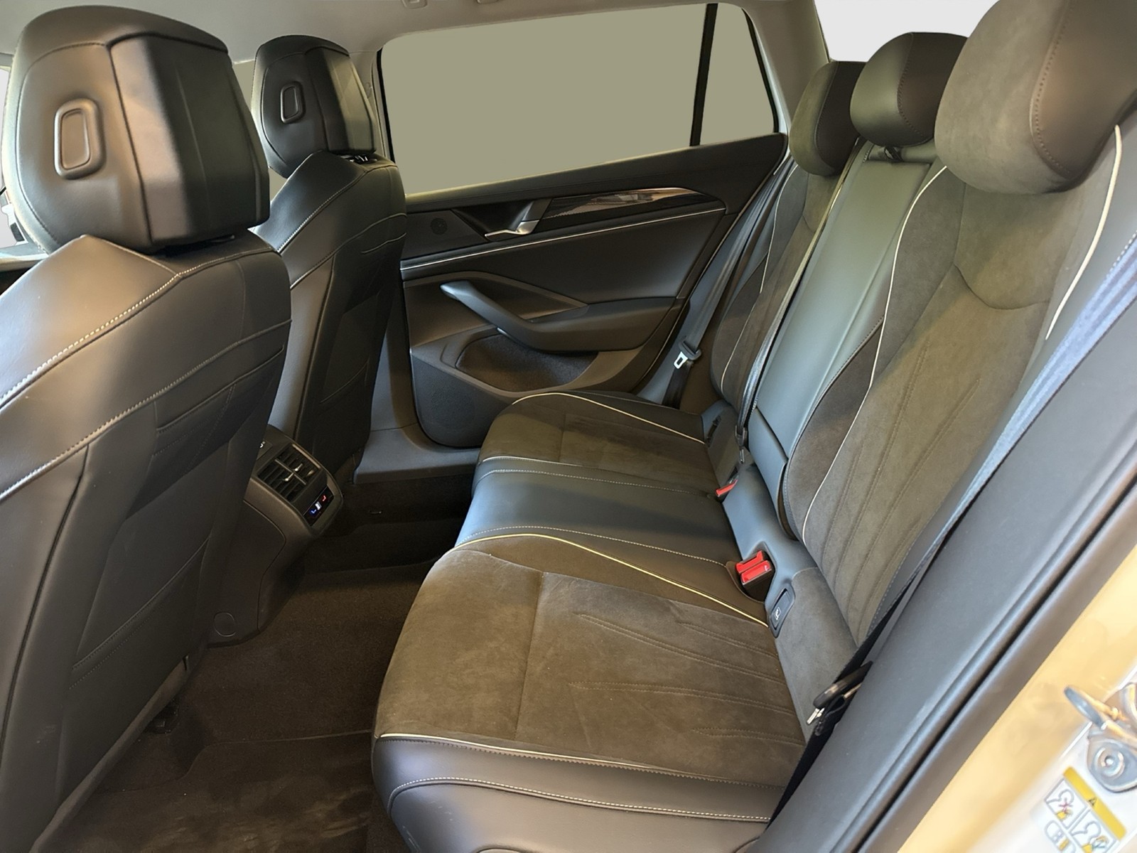Volkswagen Passat Variant 1.5 eTSI BUSINESS AHK 360°CAM ACC