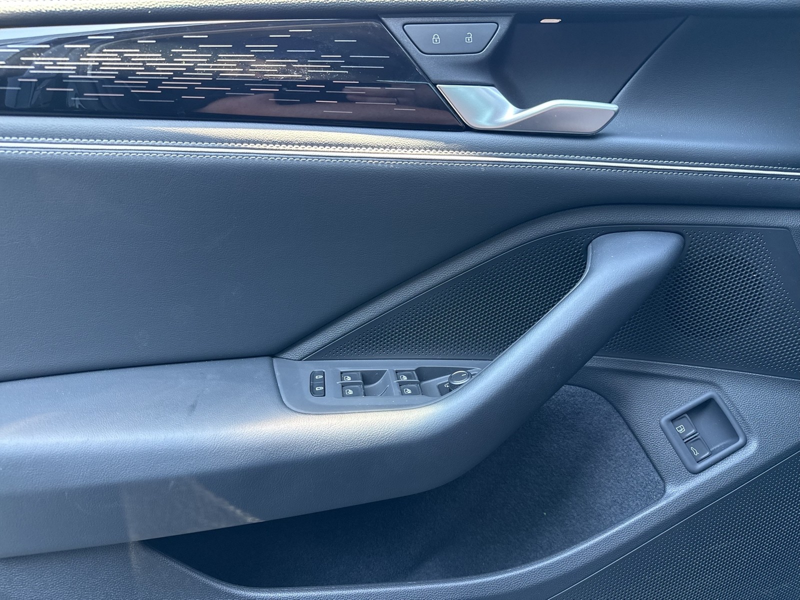 Volkswagen Passat Variant 1.5HYBRID ELEGANCE LEDER PANO AHK