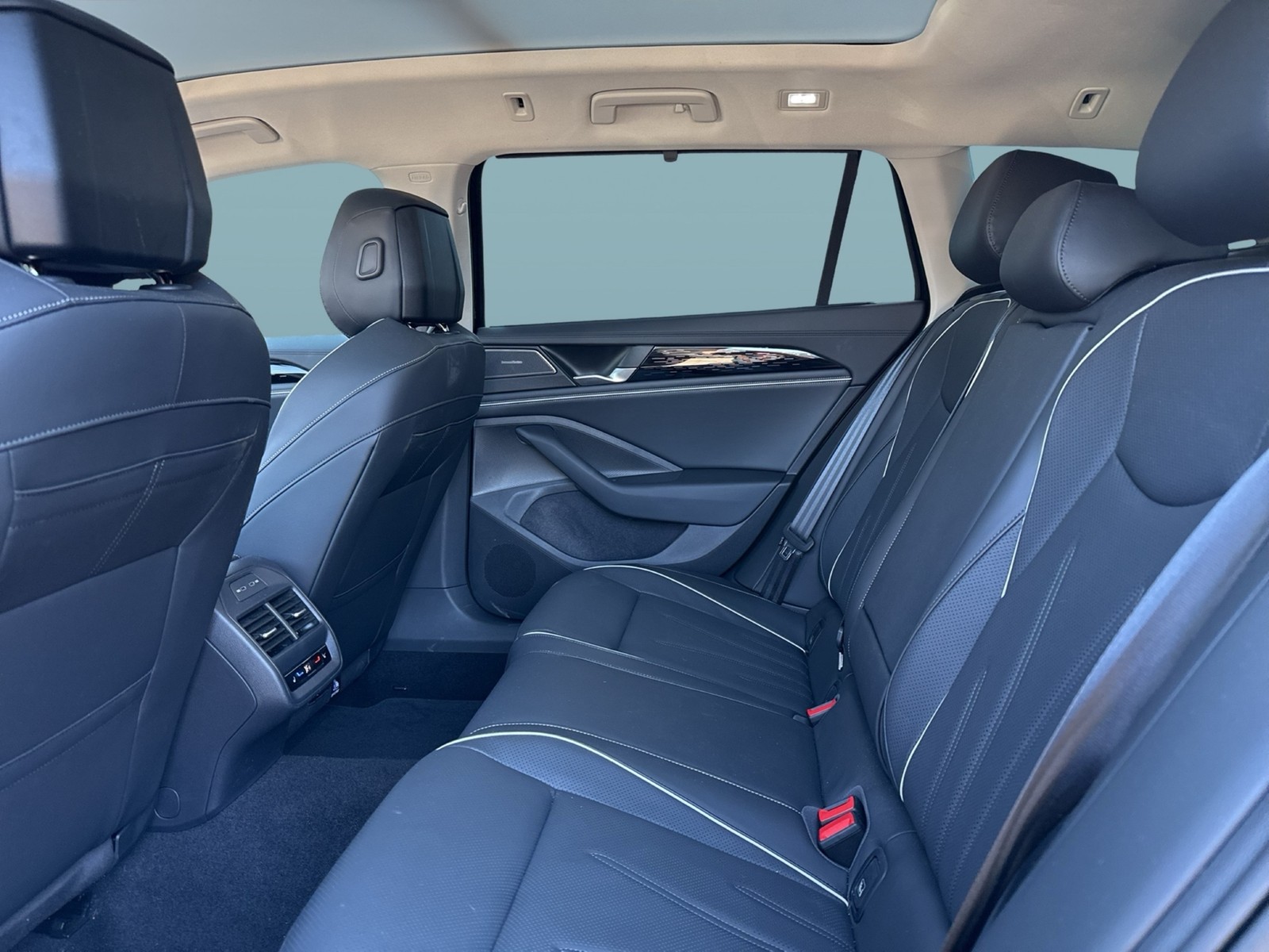 Volkswagen Passat Variant 1.5HYBRID ELEGANCE LEDER PANO AHK