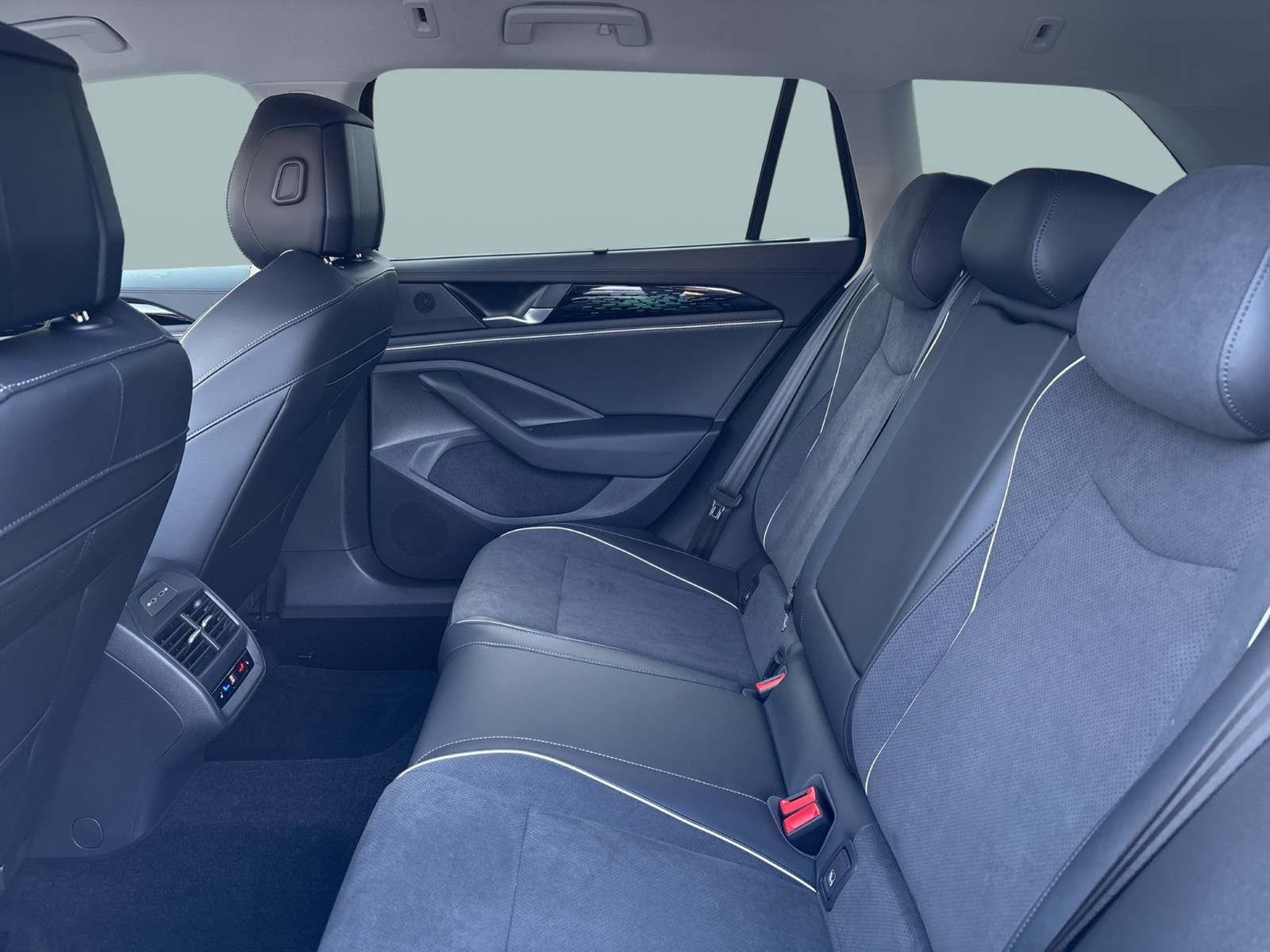 Volkswagen Passat Variant 2.0 ELEGANCE 4X4 STANDHZ. AHK ACC