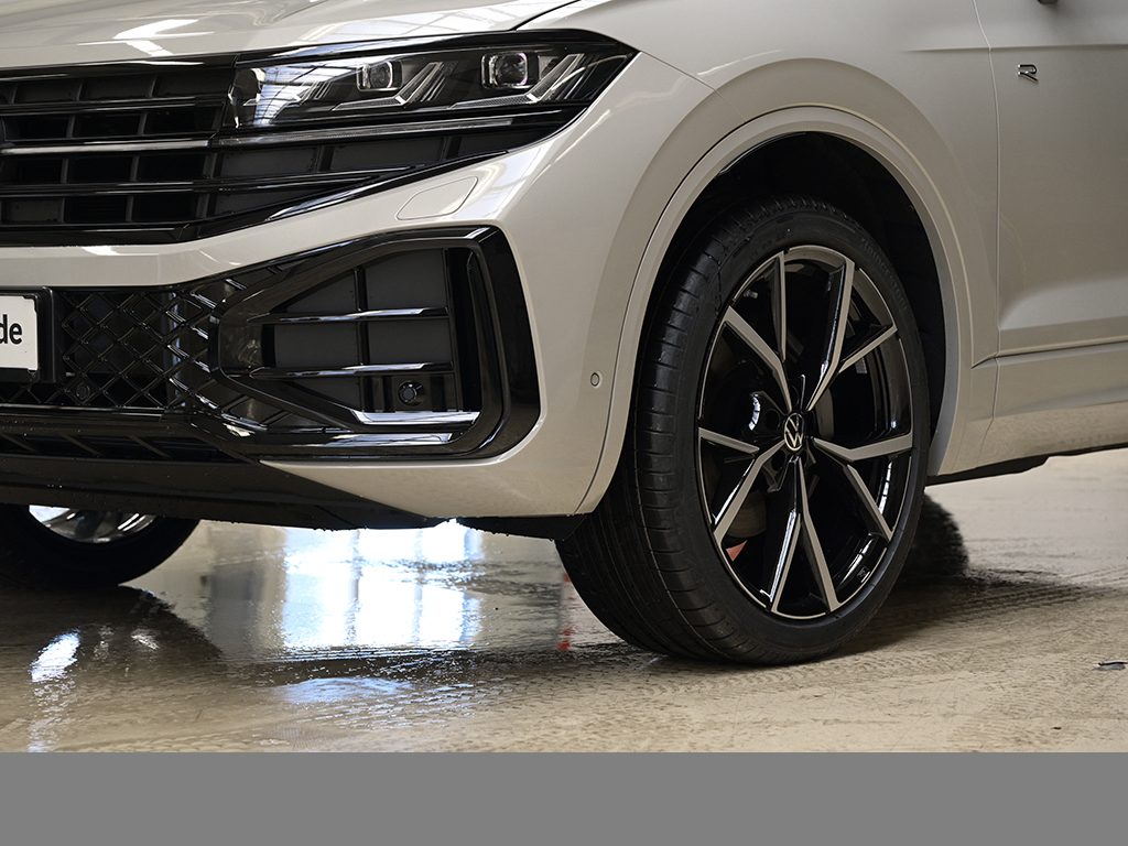 Volkswagen Touareg V6 R-LINE ALLRADLENKUNG PANO AHK LM22