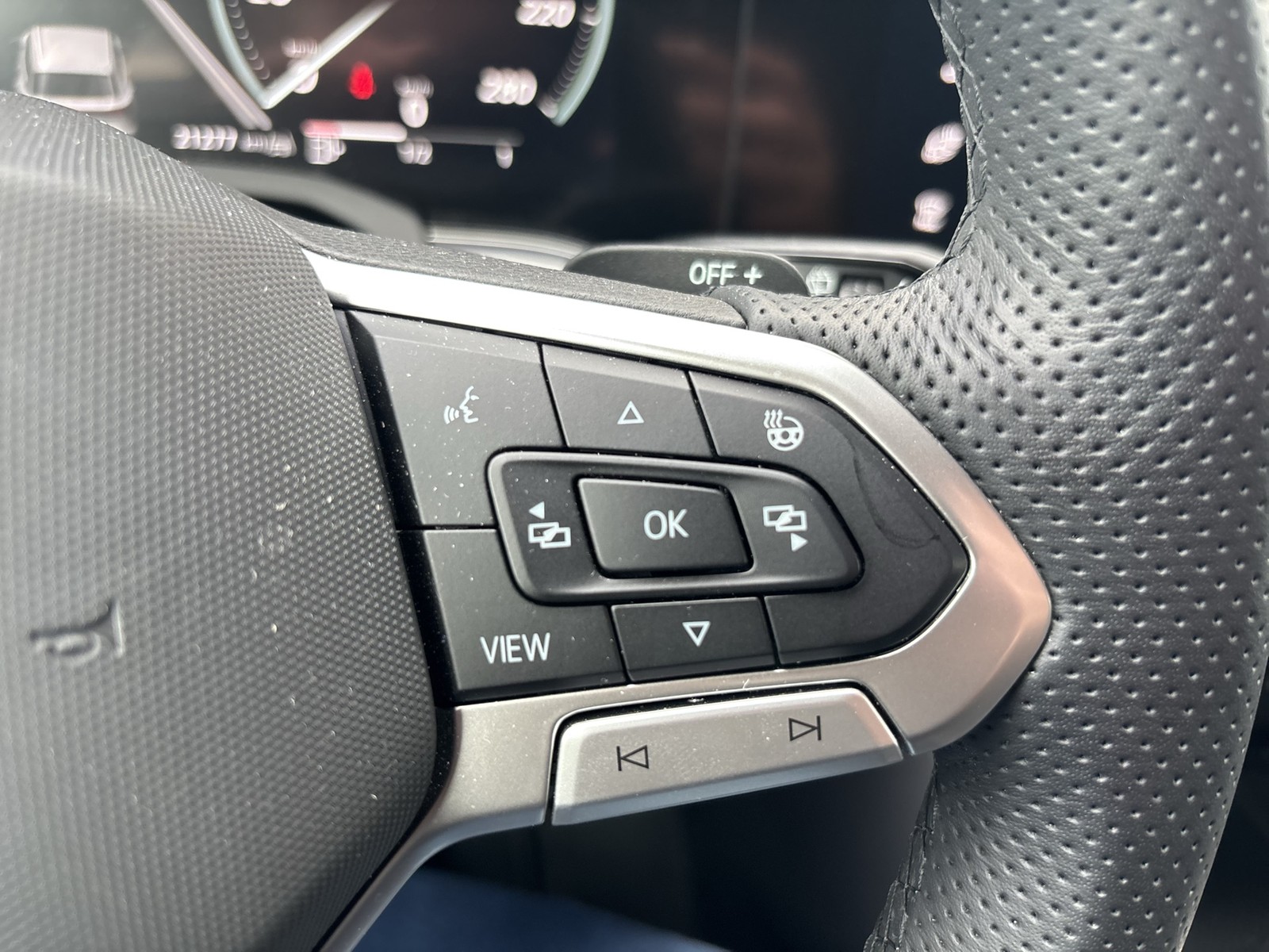 Volkswagen Touareg V6 R-LINE NEUES MODELL AHK CAM ACC LM19