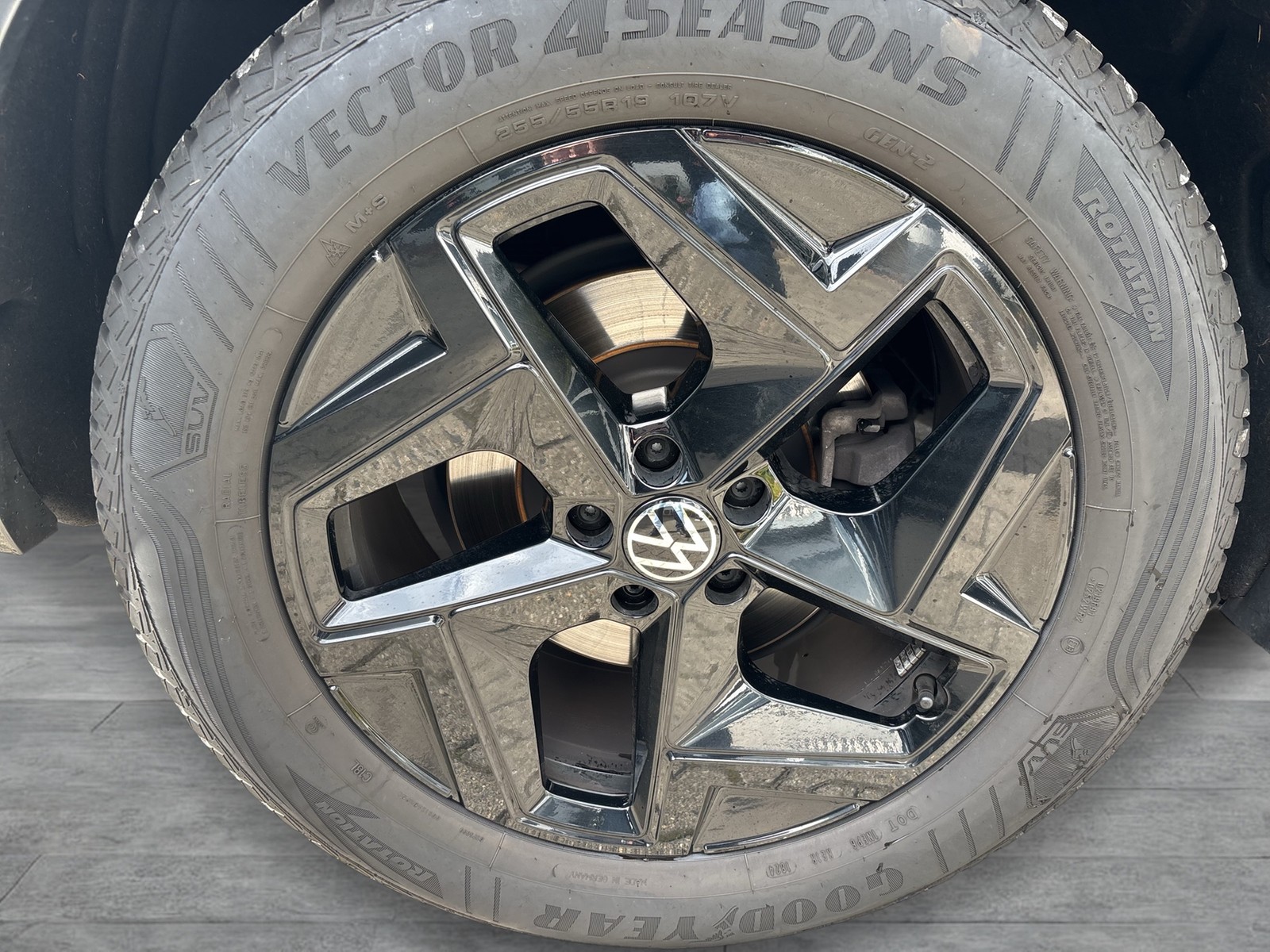 Volkswagen Touareg V6 R-LINE NEUES MODELL AHK CAM ACC LM19