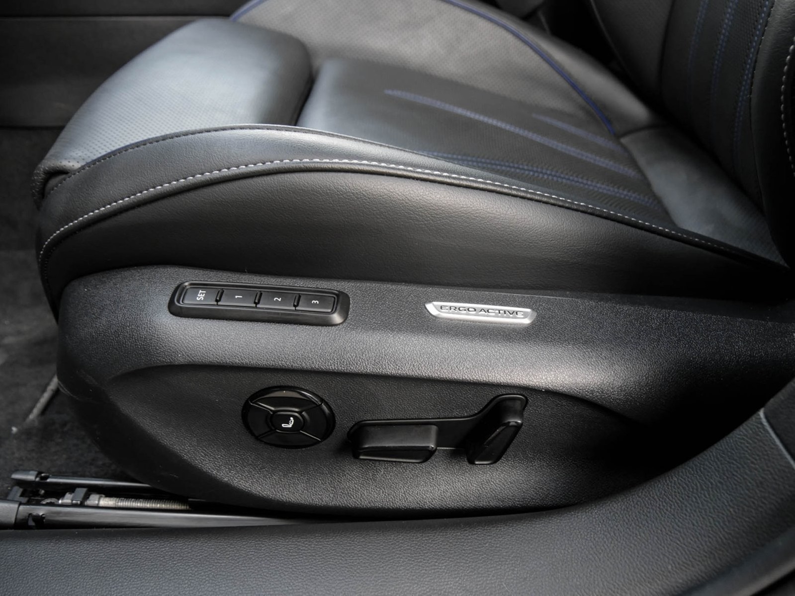 Volkswagen Passat Variant 2.0 R-LINE 4X4 NEUESMODELL AHK 19Z