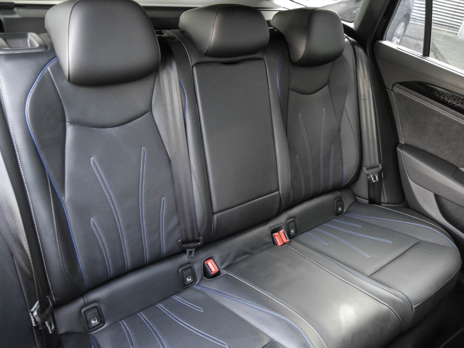 Volkswagen Passat Variant 2.0 R-LINE 4X4 NEUESMODELL AHK 19Z