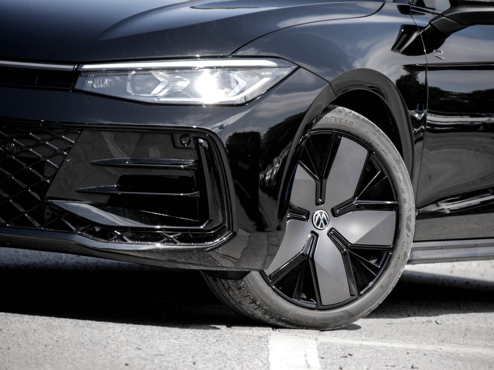 Volkswagen Passat Variant 2.0 R-LINE 4X4 NEUESMODELL AHK 19Z