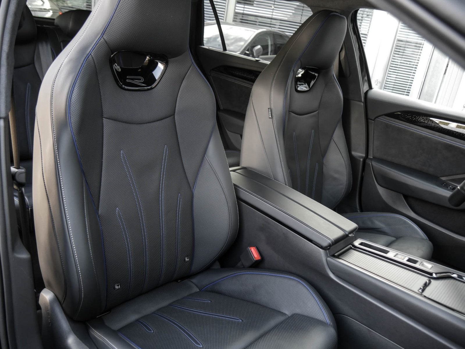 Volkswagen Passat Variant 2.0 R-LINE 4X4 NEUESMODELL AHK 19Z