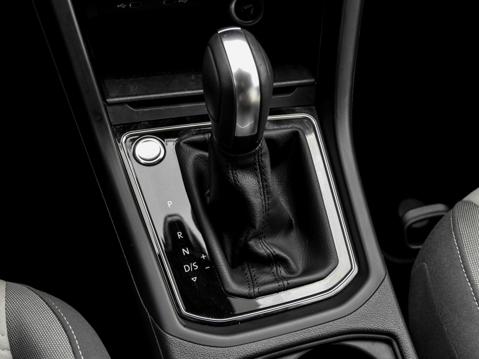 Volkswagen Touran 2.0 HIGHLINE 7SITZE AHK CAM ACC LM17 NAVI