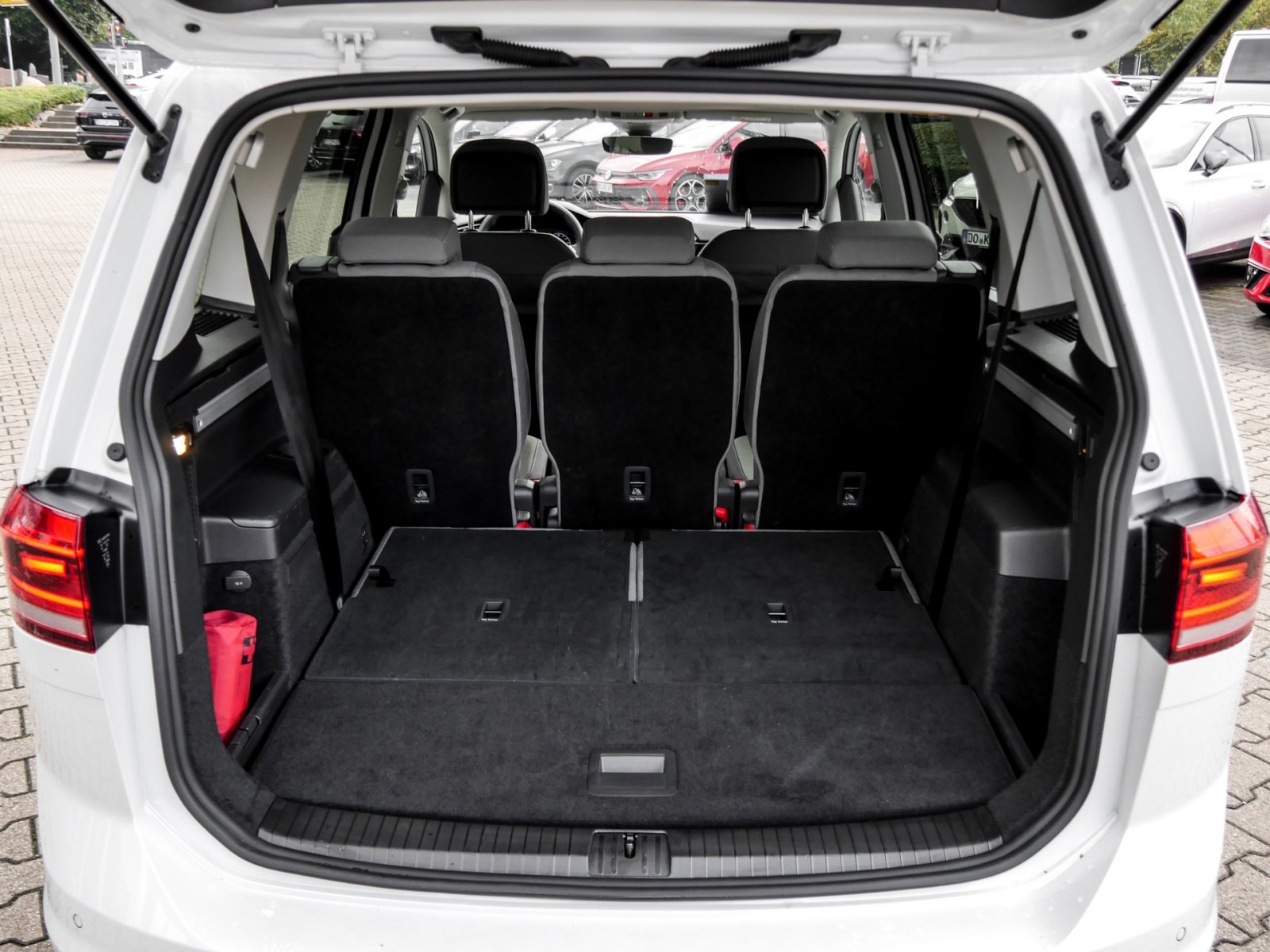 Volkswagen Touran 2.0 HIGHLINE 7SITZE AHK CAM ACC LM17 NAVI