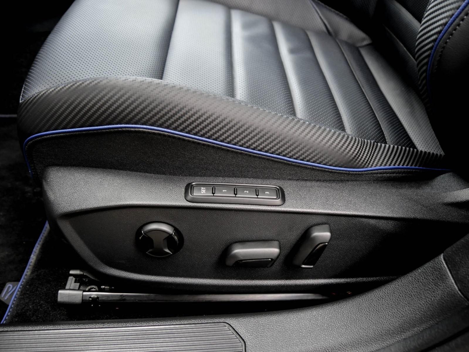 Volkswagen Golf VIII R BLACK EDITION 4X4 AKRAPOVIC LEDER 19Z