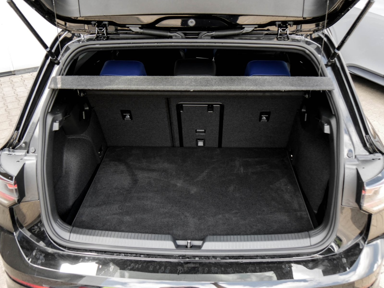 Volkswagen Golf VIII R BLACK EDITION 4X4 AKRAPOVIC LEDER 19Z