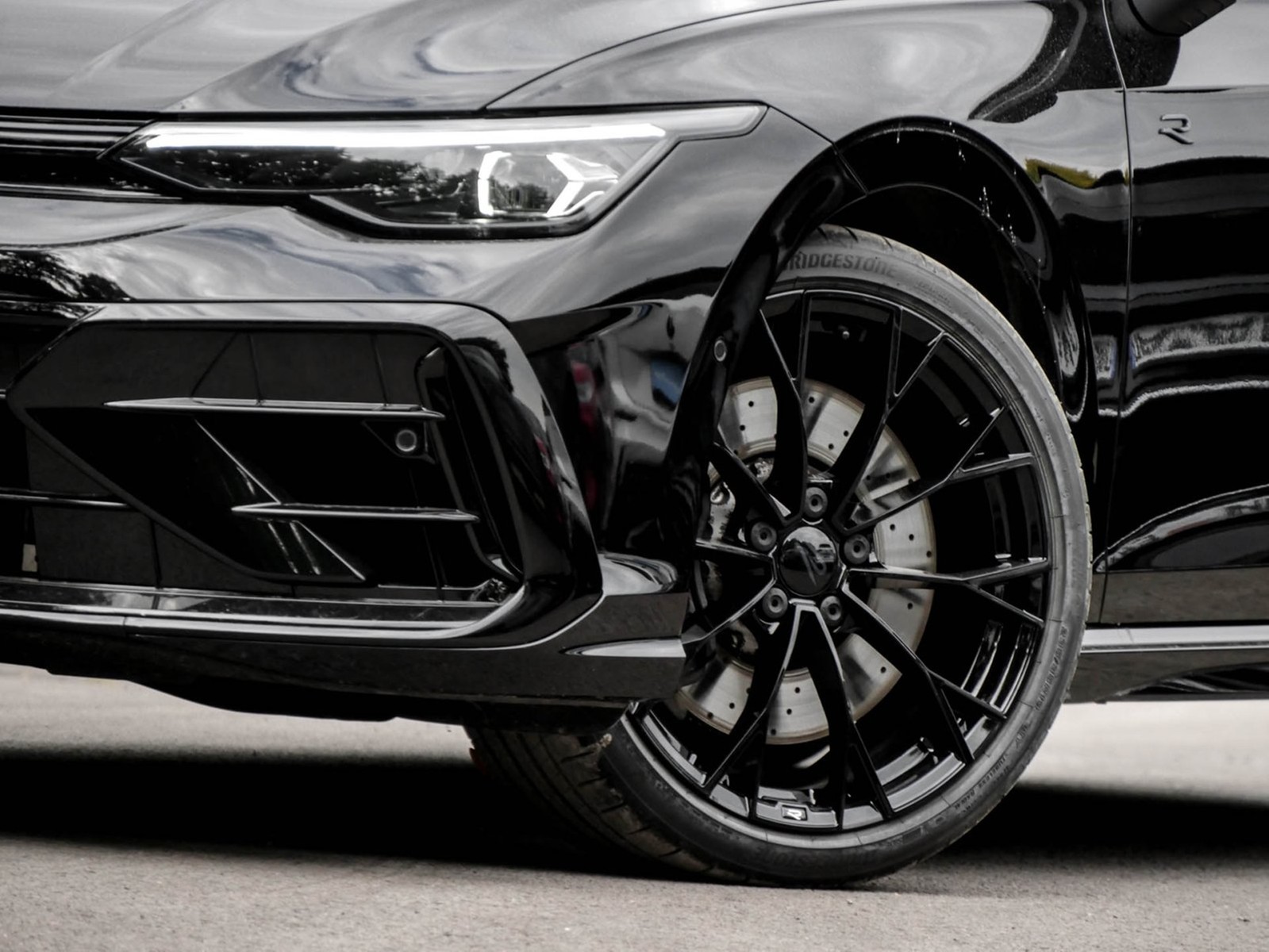 Volkswagen Golf VIII R BLACK EDITION 4X4 AKRAPOVIC LEDER 19Z