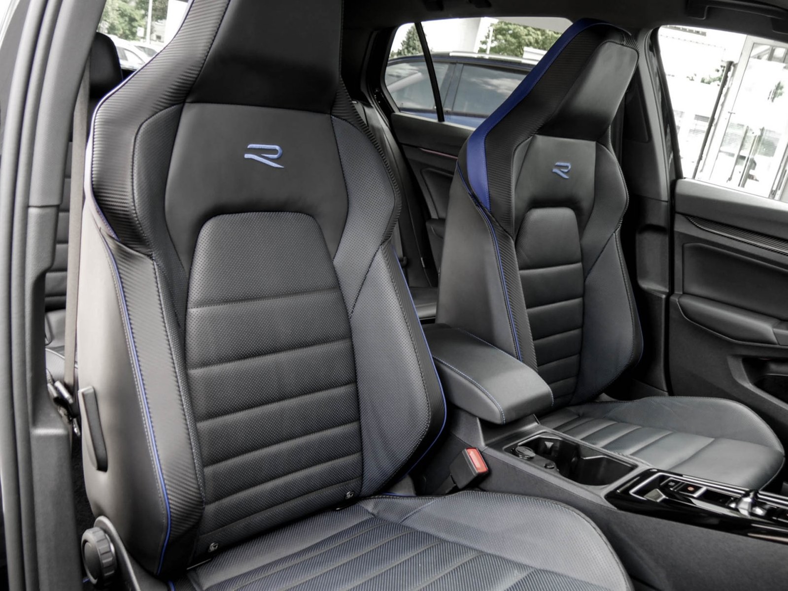 Volkswagen Golf VIII R BLACK EDITION 4X4 AKRAPOVIC LEDER 19Z