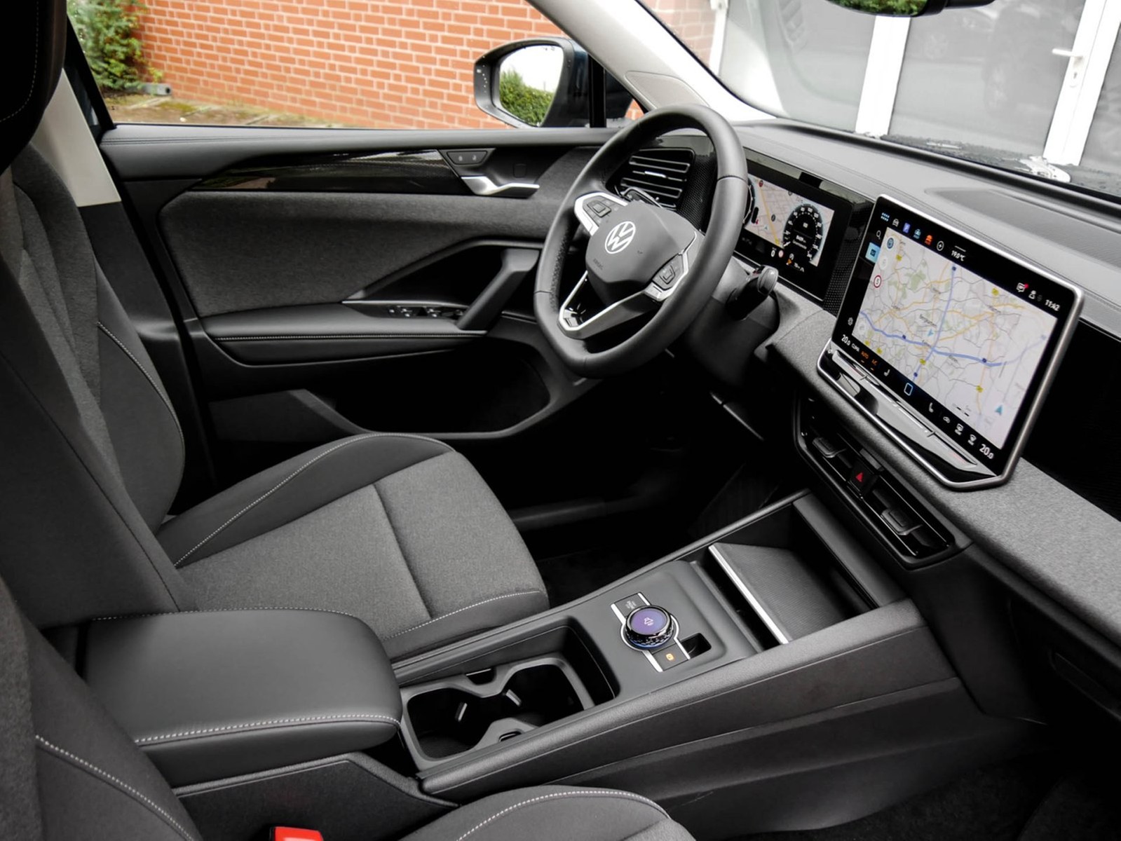 Volkswagen Tiguan 1.5 eTSI NEUES MODELL AHK CAM NAVI LM17